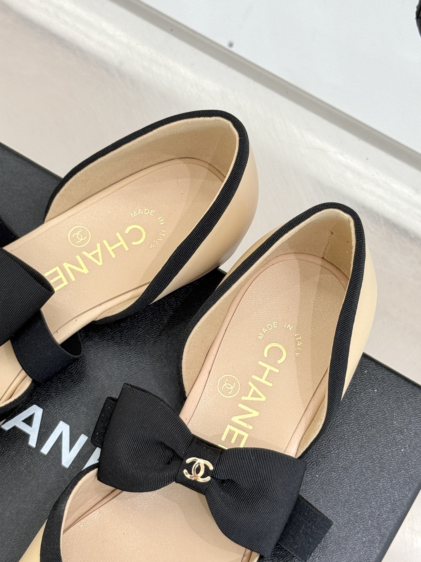 
CHANE*｜小香25。春夏新品
中空蝴蝶结玛丽珍鞋
法式风情 真是美到心尖尖上啦！
优雅又浪漫的仙女