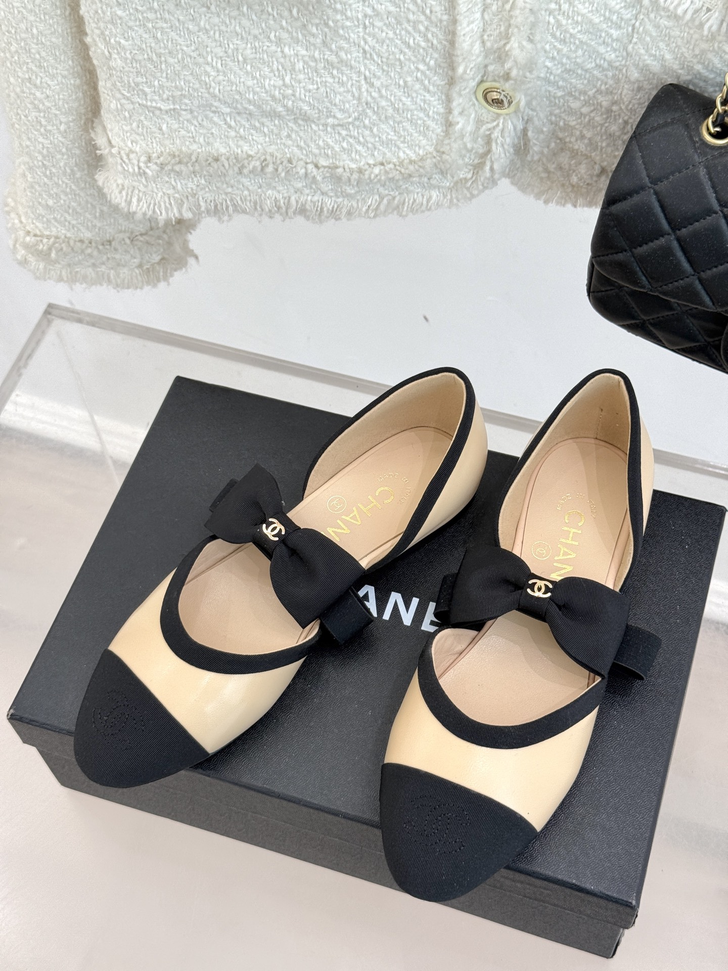 
CHANE*｜小香25。春夏新品
中空蝴蝶结玛丽珍鞋
法式风情 真是美到心尖尖上啦！
优雅又浪漫的仙女