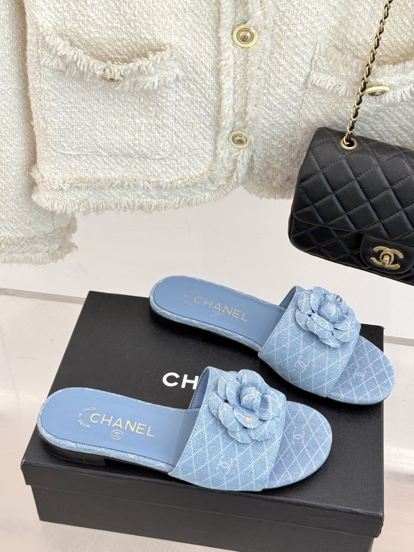 
CHANE*｜小香经典春夏新品
山茶花拖鞋系列！
这一季山茶花系列真的超美😍
香奶奶家一贯的优雅名媛气
