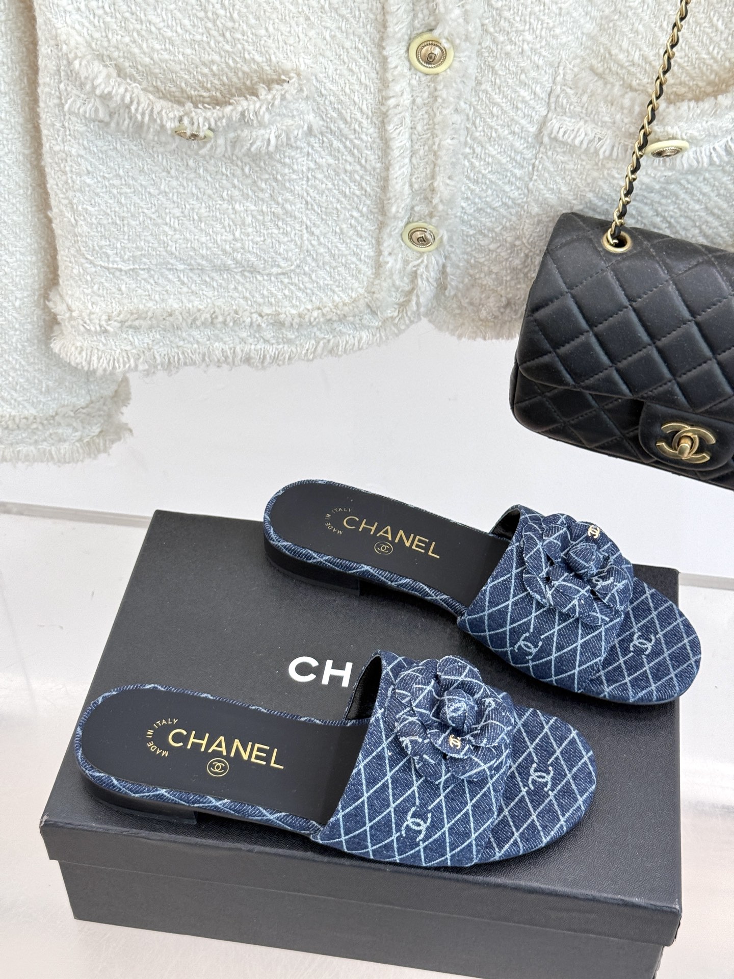 
CHANE*｜小香经典春夏新品
山茶花拖鞋系列！
这一季山茶花系列真的超美😍
香奶奶家一贯的优雅名媛气