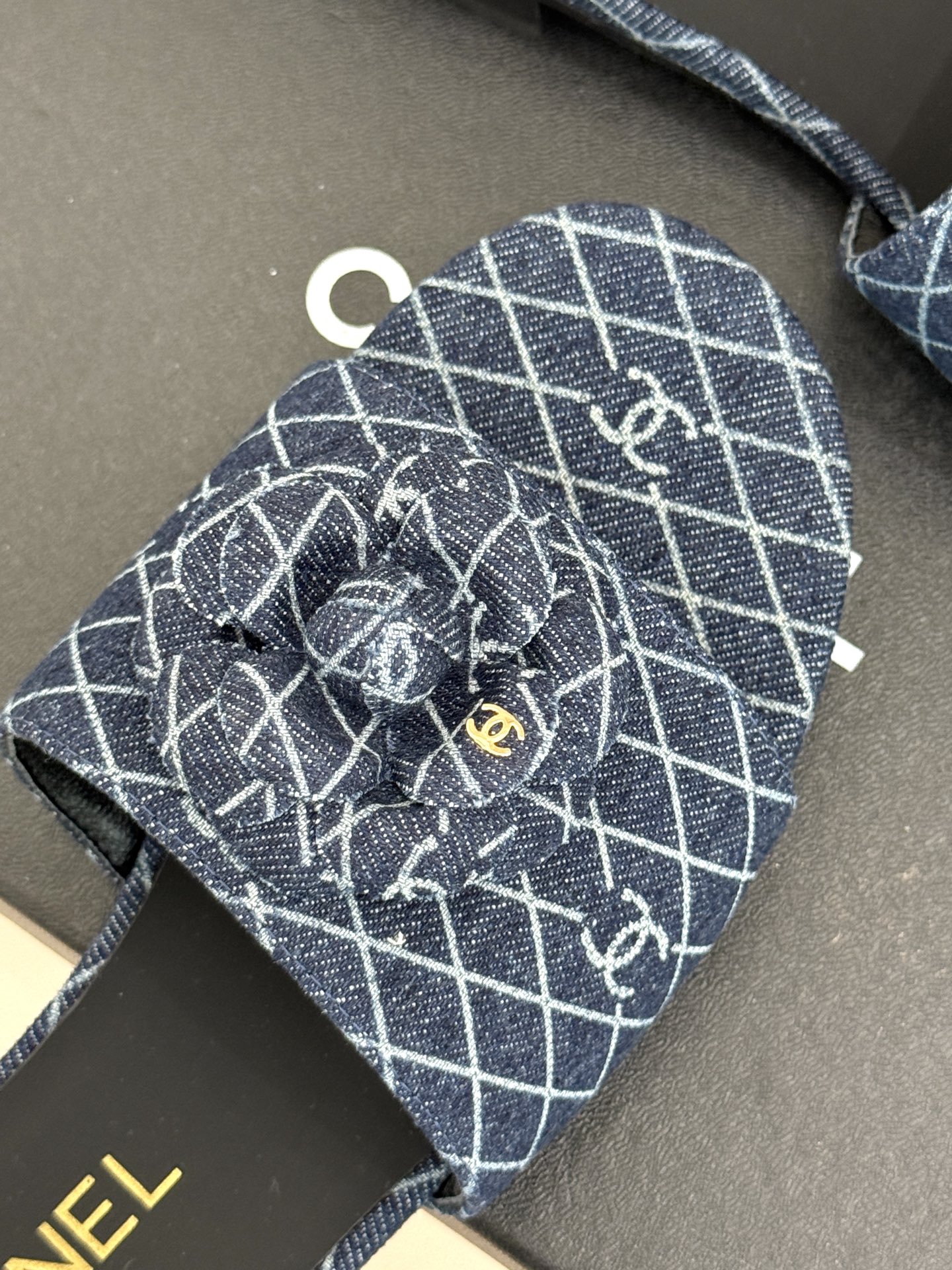 
CHANE*｜小香经典春夏新品
山茶花拖鞋系列！
这一季山茶花系列真的超美😍
香奶奶家一贯的优雅名媛气