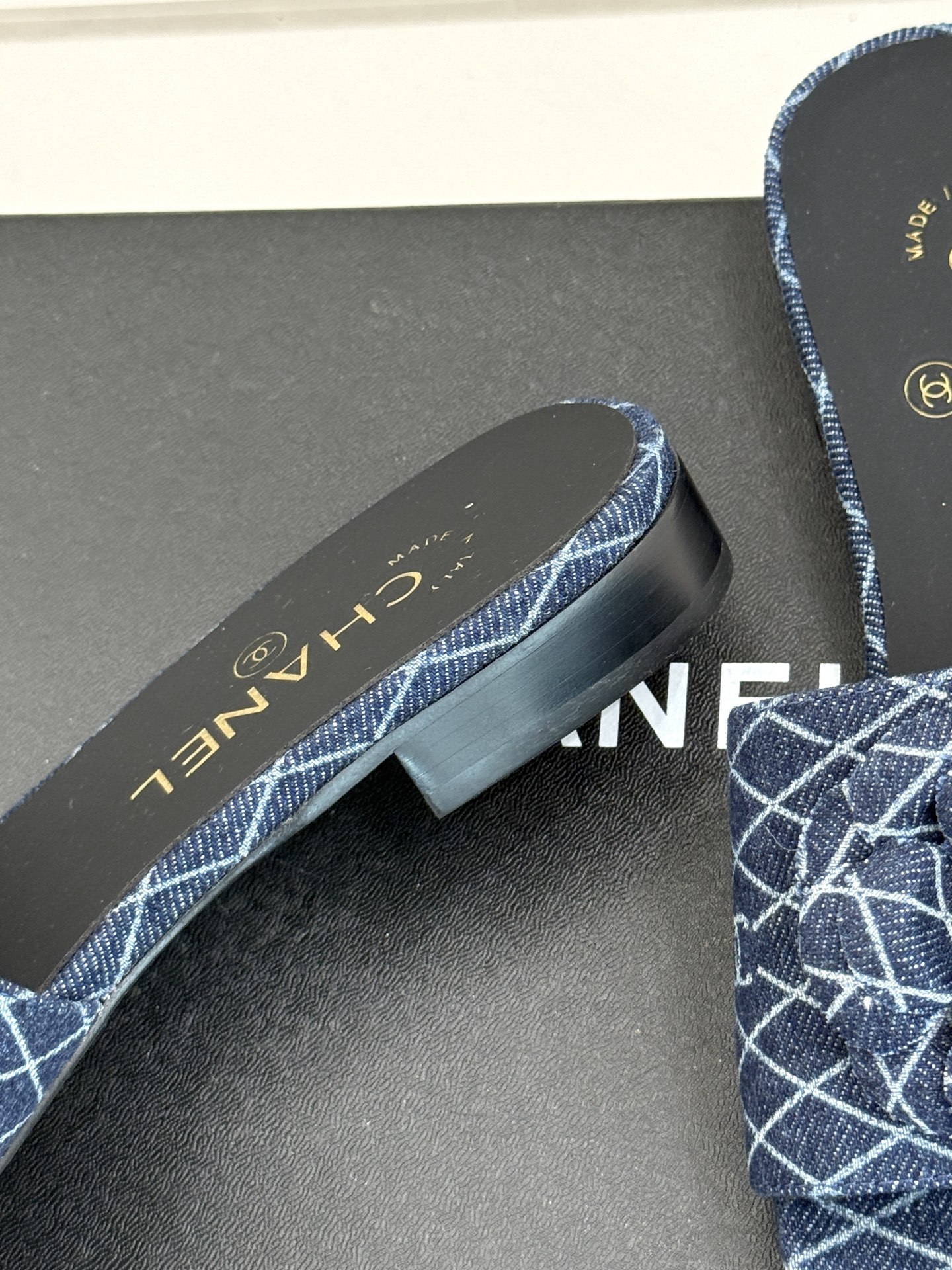 
CHANE*｜小香经典春夏新品
山茶花拖鞋系列！
这一季山茶花系列真的超美😍
香奶奶家一贯的优雅名媛气