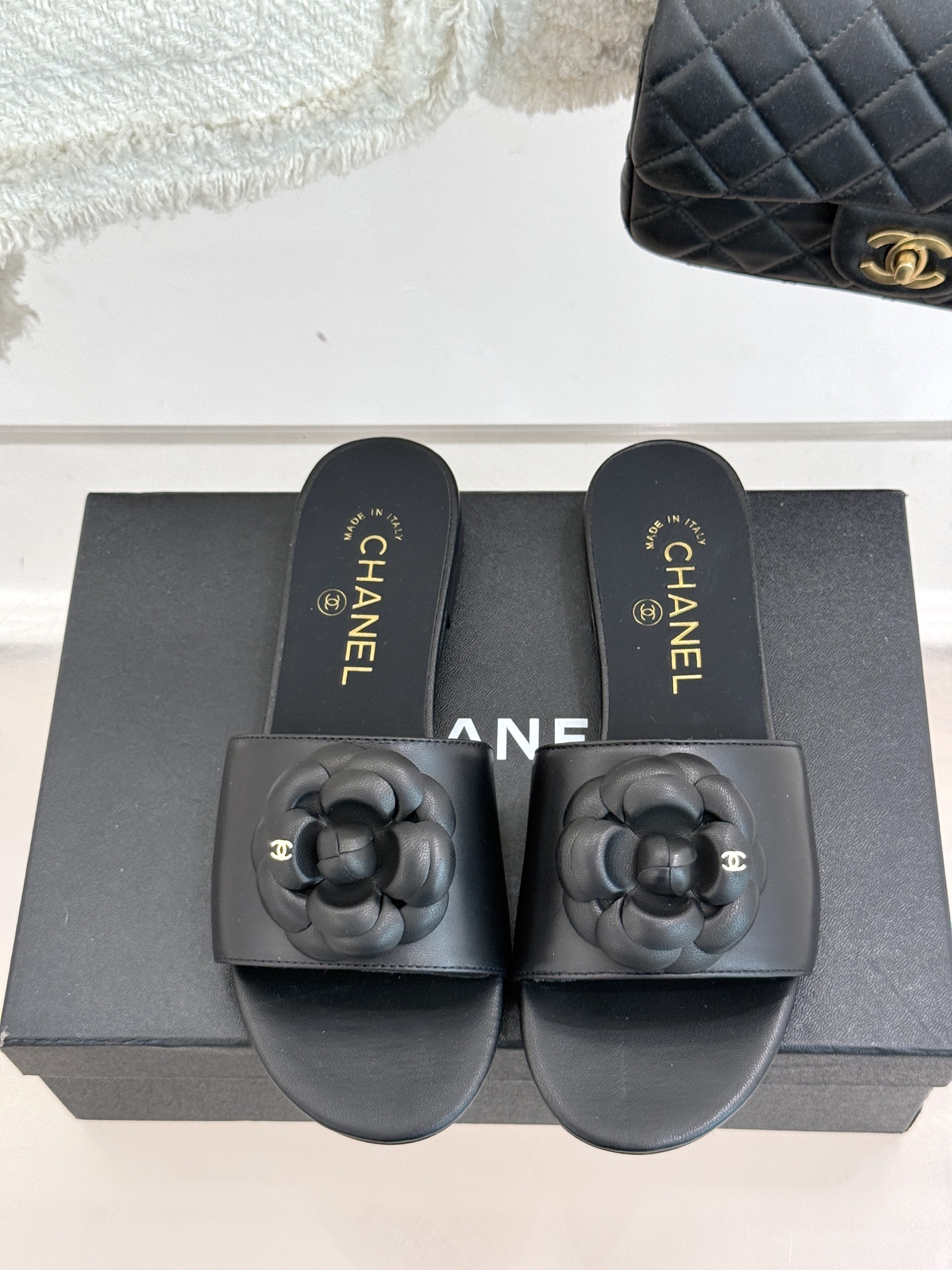 
CHANE*｜小香经典春夏新品
山茶花拖鞋系列！
这一季山茶花系列真的超美😍
香奶奶家一贯的优雅名媛气