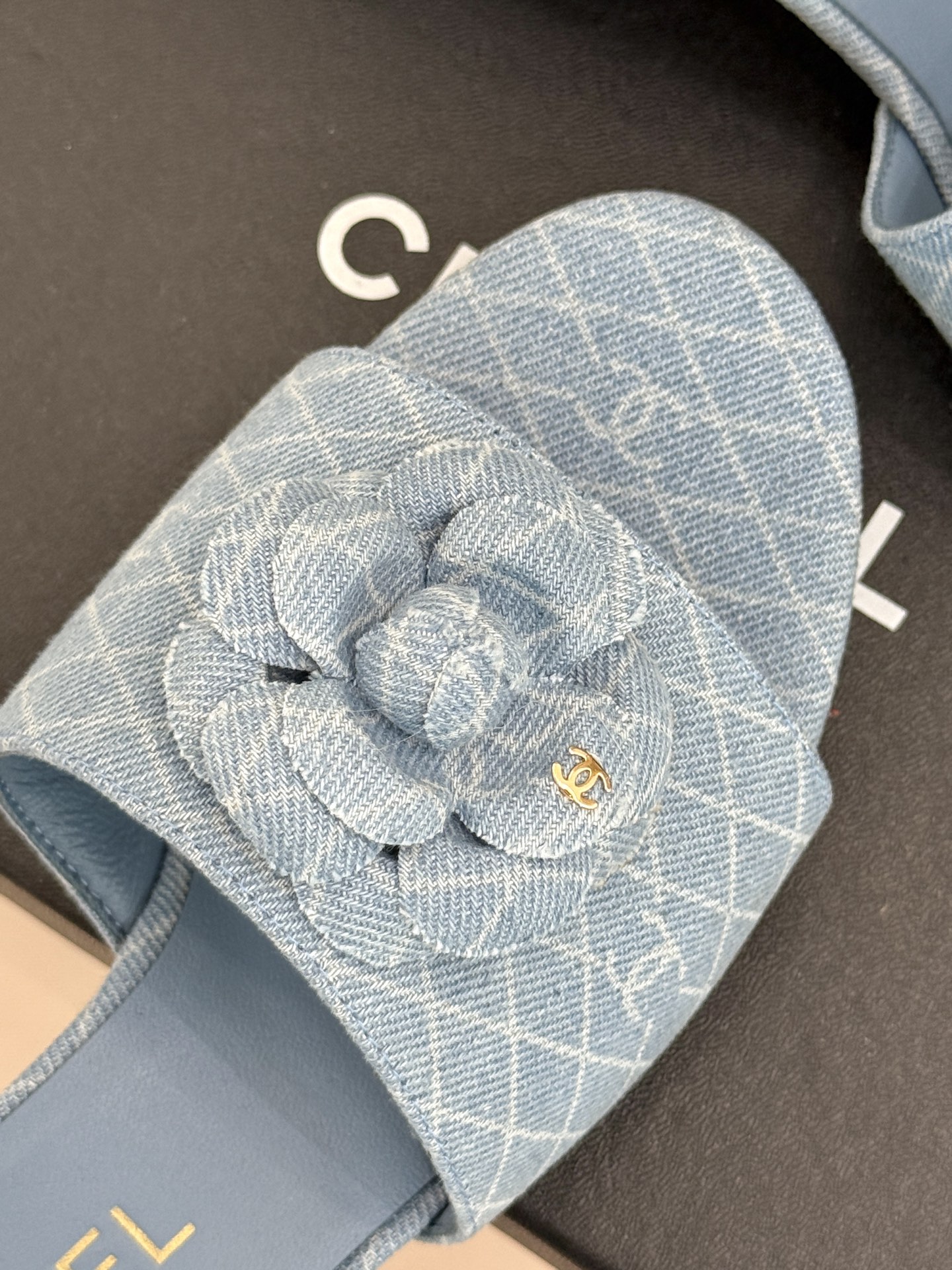 
CHANE*｜小香经典春夏新品
山茶花拖鞋系列！
这一季山茶花系列真的超美😍
香奶奶家一贯的优雅名媛气