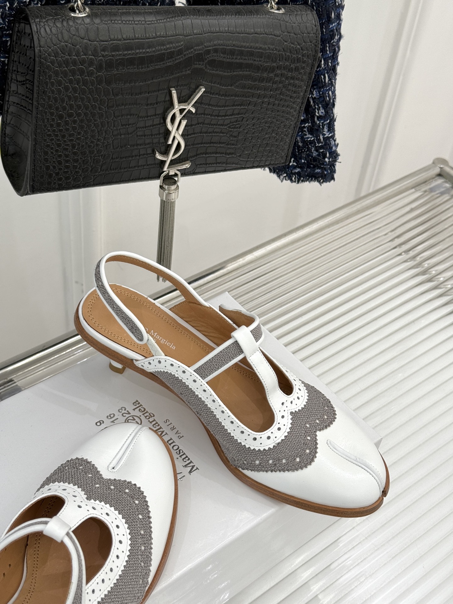 
MaisonMargiela｜MM6马吉拉
复古雕花T字带分趾凉鞋～
刻着“时髦”两字的猪蹄分趾鞋
这