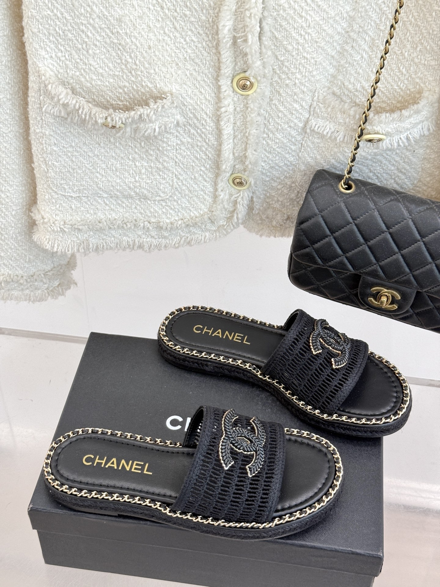 
CHANE*｜小香经典时尚春夏
网面镂空链条双C厚底拖鞋
经典夏日度假系列拖鞋～
简直就眼前一亮 它真