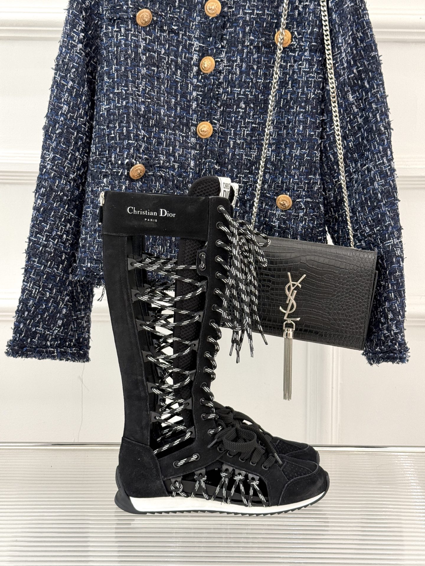
Dior/迪奥25ss时髦涂鸦素描
德训镂空靴
D家运动鞋彰显醒目而时尚的风范。
鞋面3D打印设计风格