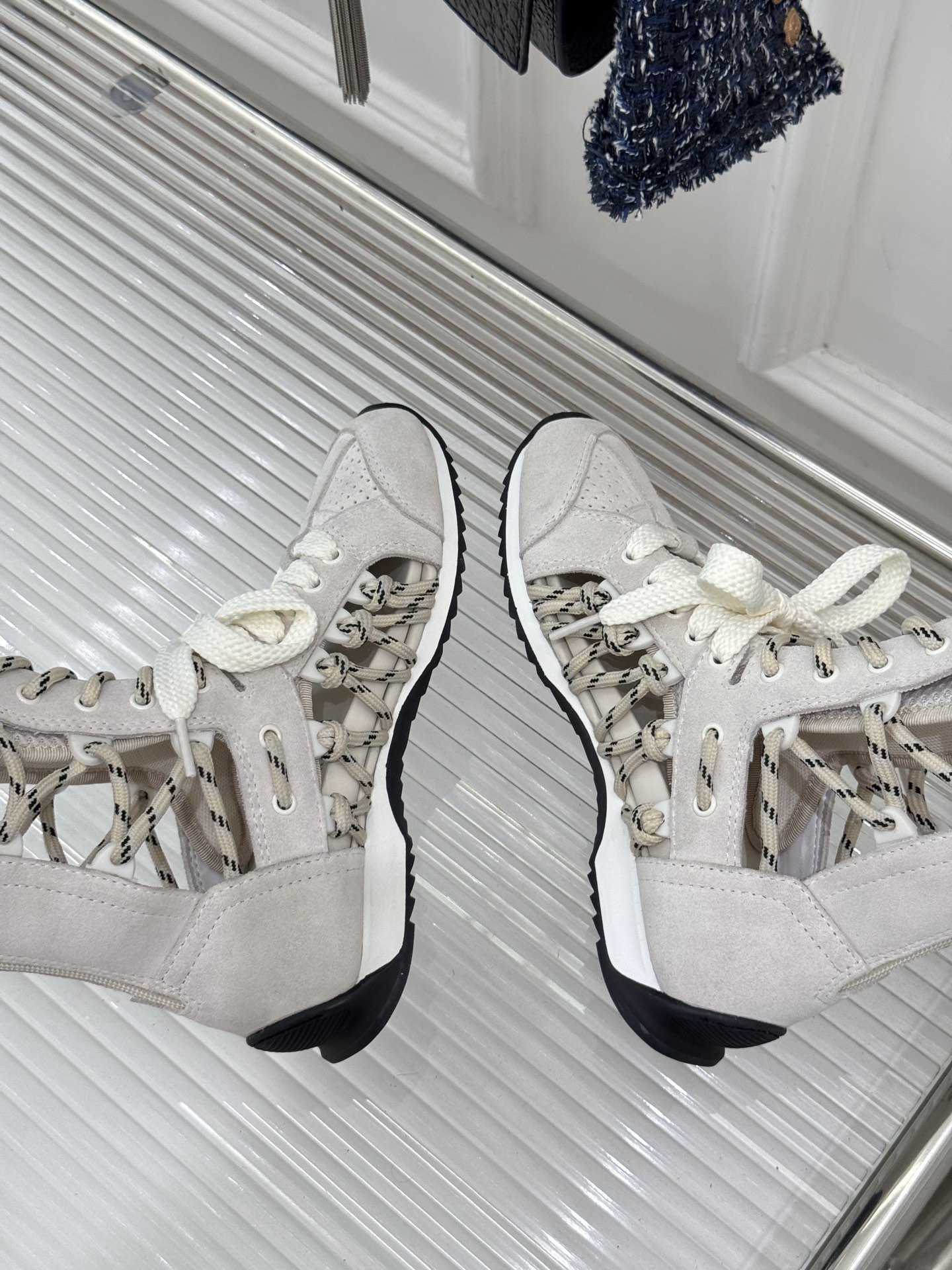 
Dior/迪奥25ss时髦涂鸦素描
德训镂空靴
D家运动鞋彰显醒目而时尚的风范。
鞋面3D打印设计风格