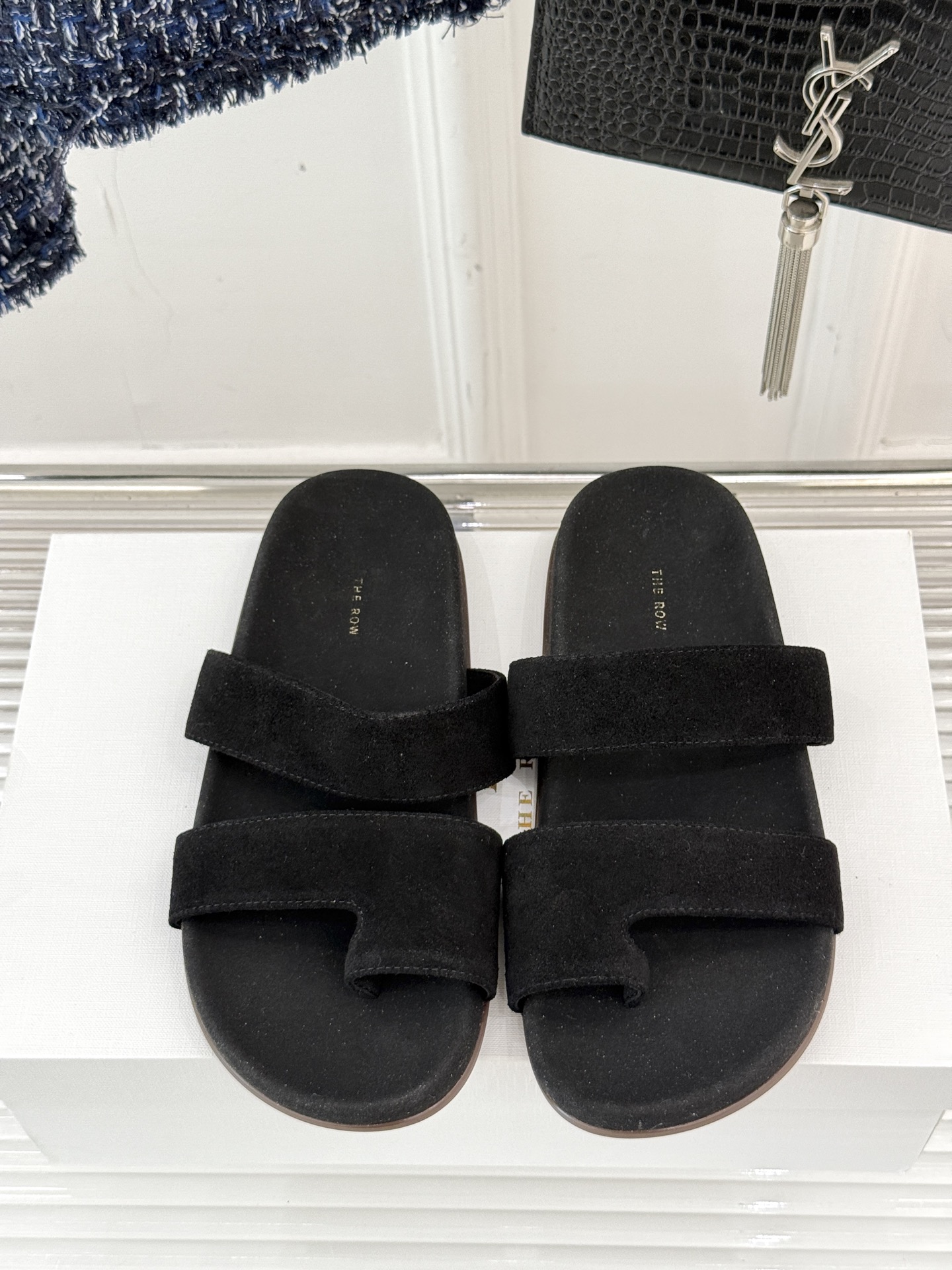 
The row25s春夏新品
夹脚懒人拖鞋
极简主义的设计风格
日常随心搭配都无敌好看！
上脚也是很时
