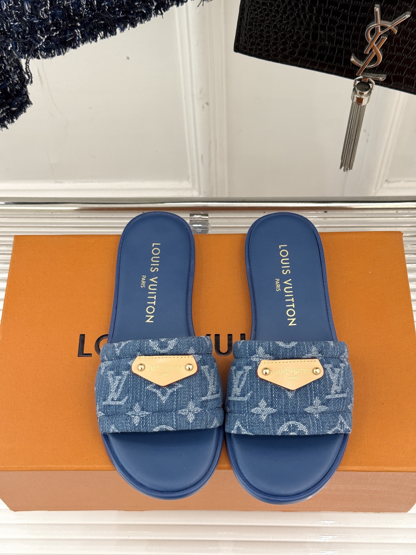 
L*V驴家25c春夏新品
印花懒人拖鞋
面料采用原版定制布料
内里垫脚均为羊皮
意大利进口牛皮大底
S