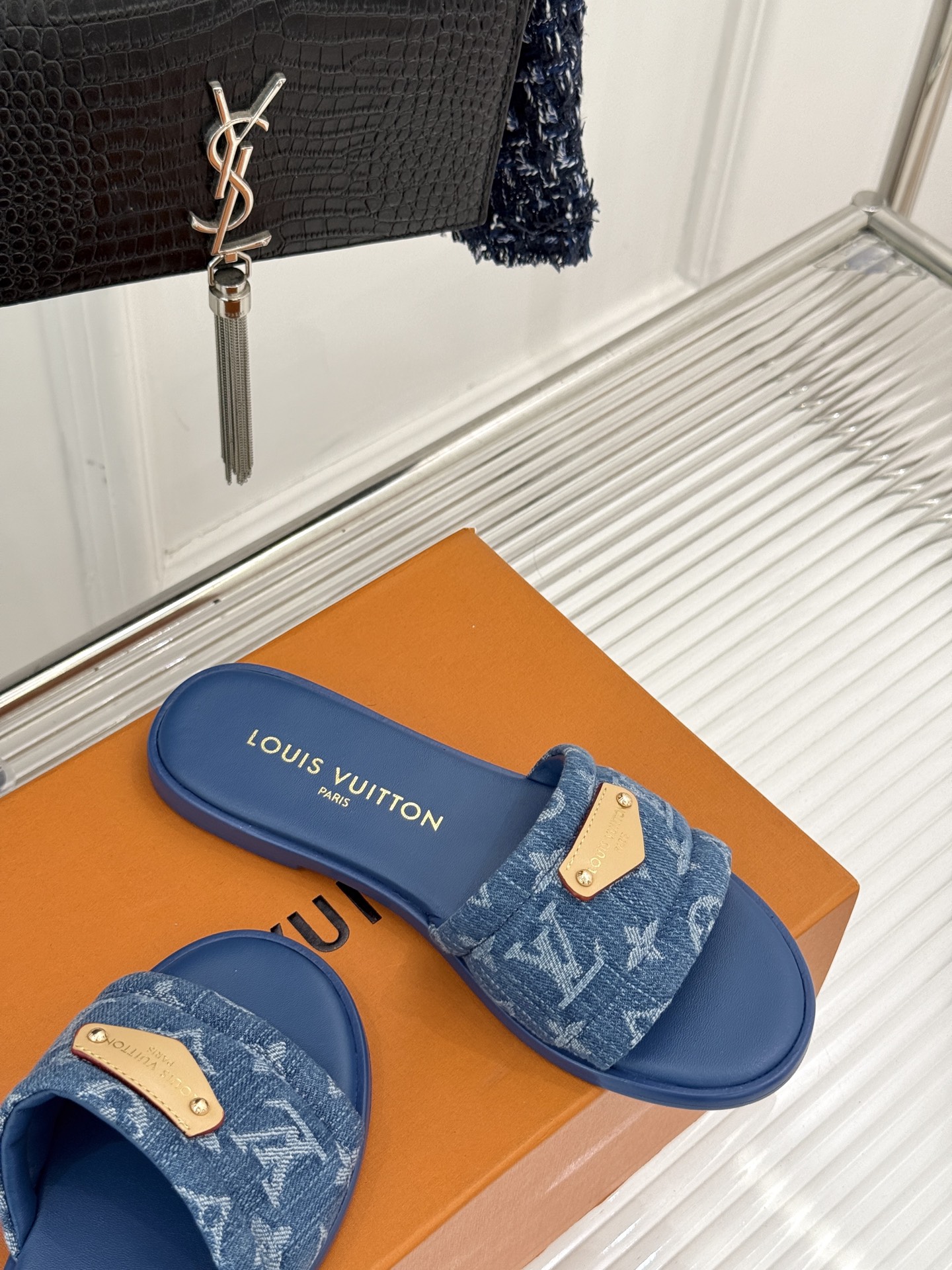 
L*V驴家25c春夏新品
印花懒人拖鞋
面料采用原版定制布料
内里垫脚均为羊皮
意大利进口牛皮大底
S