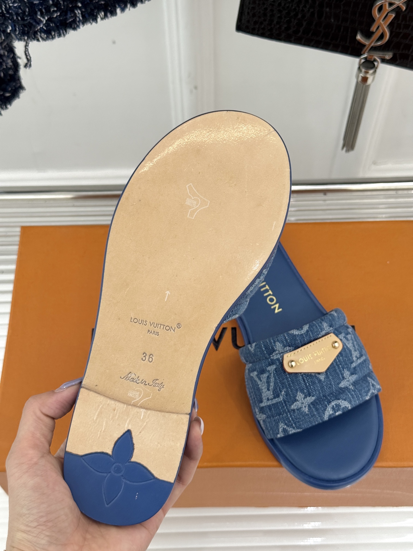 
L*V驴家25c春夏新品
印花懒人拖鞋
面料采用原版定制布料
内里垫脚均为羊皮
意大利进口牛皮大底
S