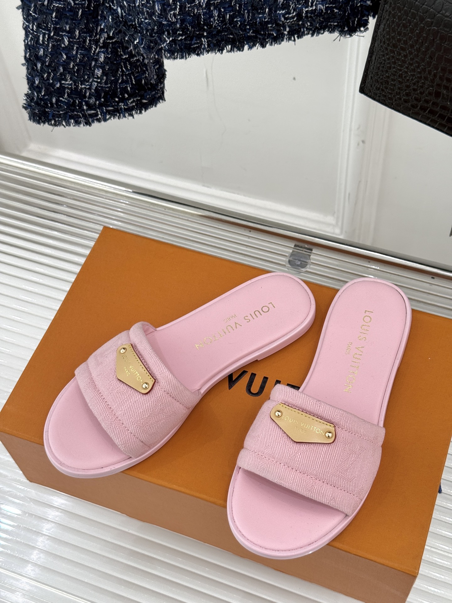 
L*V驴家25c春夏新品
印花懒人拖鞋
面料采用原版定制布料
内里垫脚均为羊皮
意大利进口牛皮大底
S