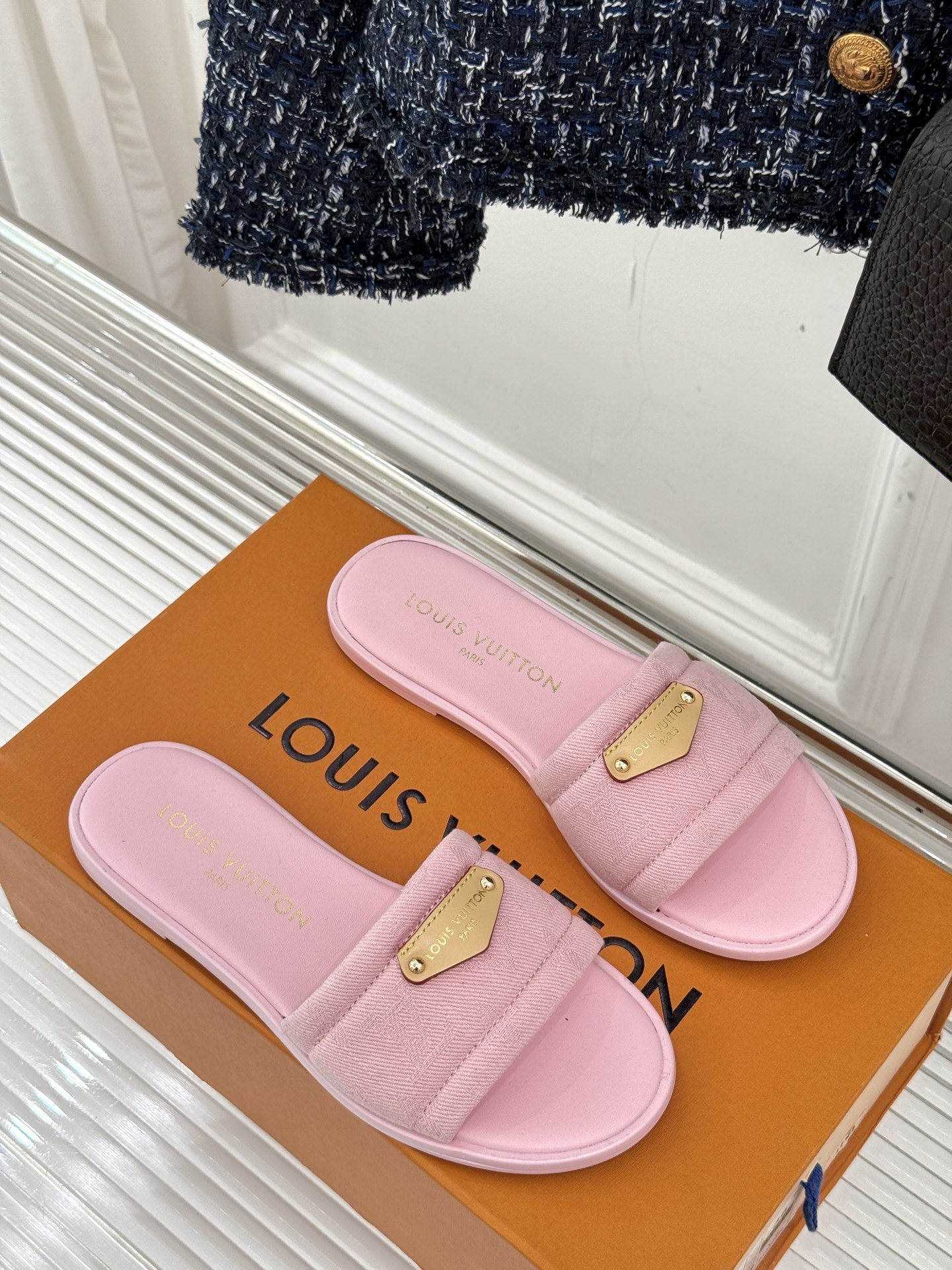 
L*V驴家25c春夏新品
印花懒人拖鞋
面料采用原版定制布料
内里垫脚均为羊皮
意大利进口牛皮大底
S