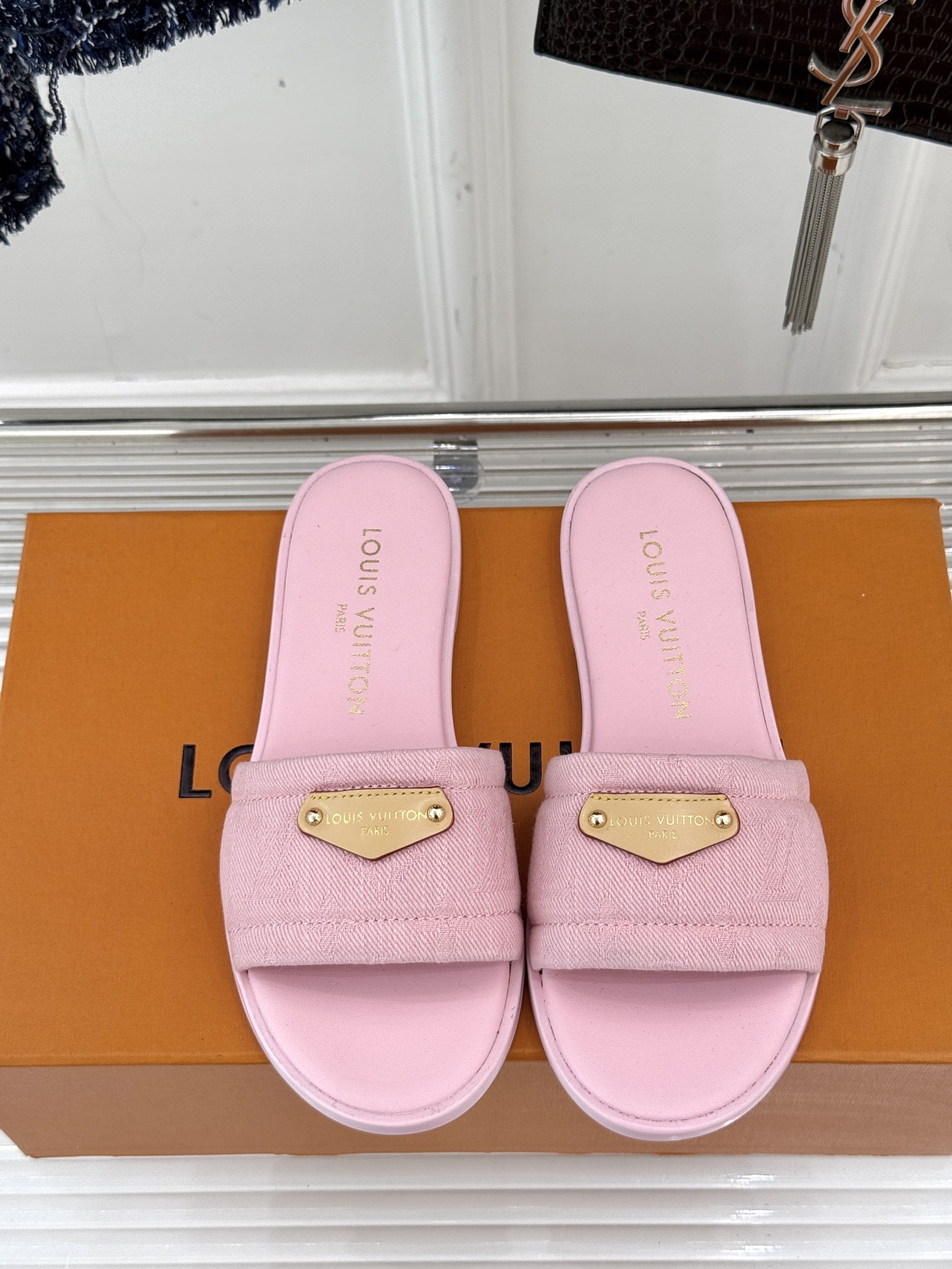
L*V驴家25c春夏新品
印花懒人拖鞋
面料采用原版定制布料
内里垫脚均为羊皮
意大利进口牛皮大底
S