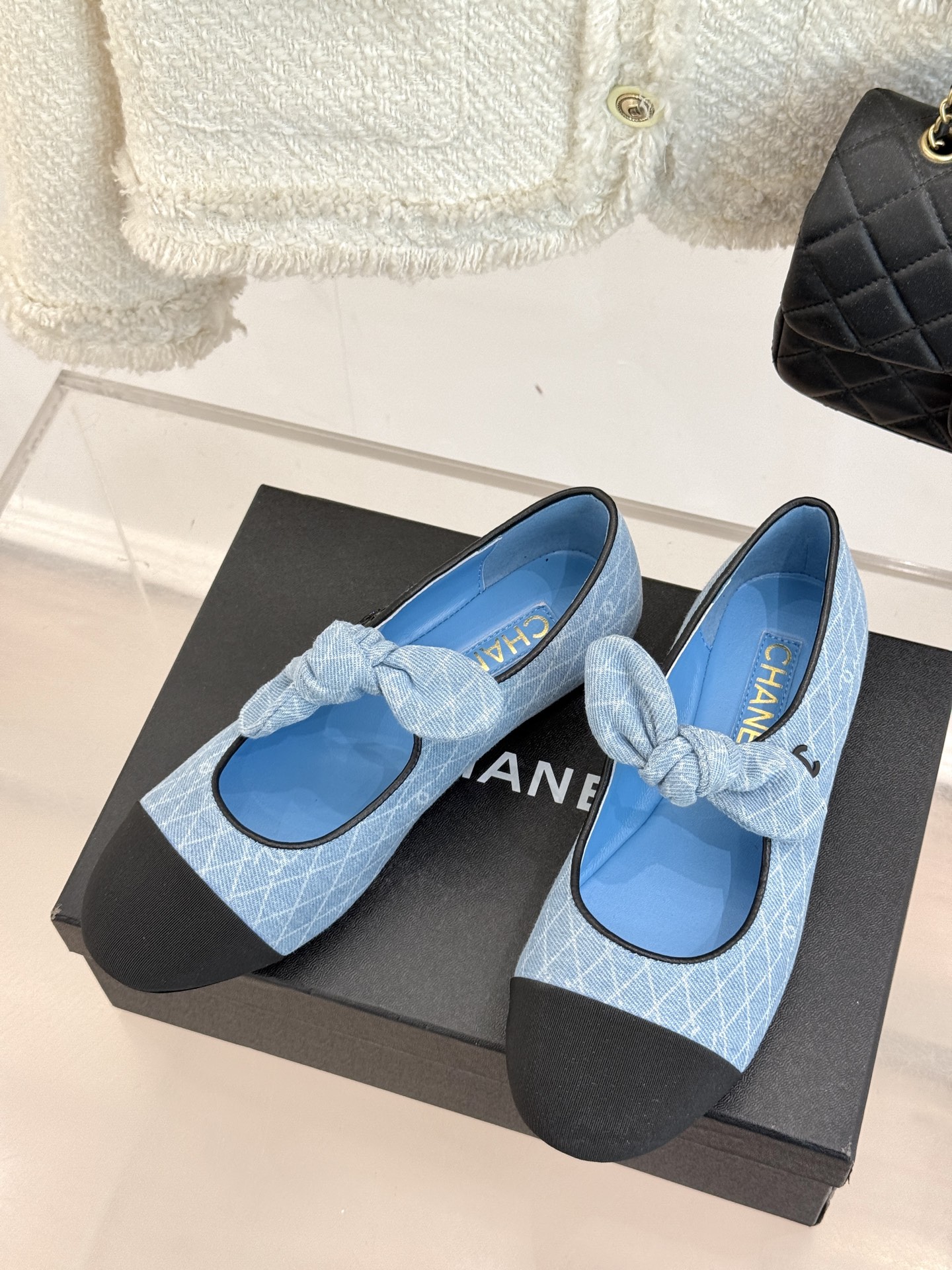 
CHANE*｜小香25C早春新品
双C拼色蝴蝶结玛丽珍鞋
对它一见钟情 不夸张哦～
这大概就是小香的魅