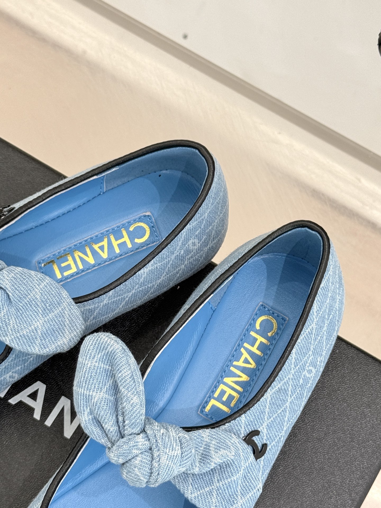 
CHANE*｜小香25C早春新品
双C拼色蝴蝶结玛丽珍鞋
对它一见钟情 不夸张哦～
这大概就是小香的魅