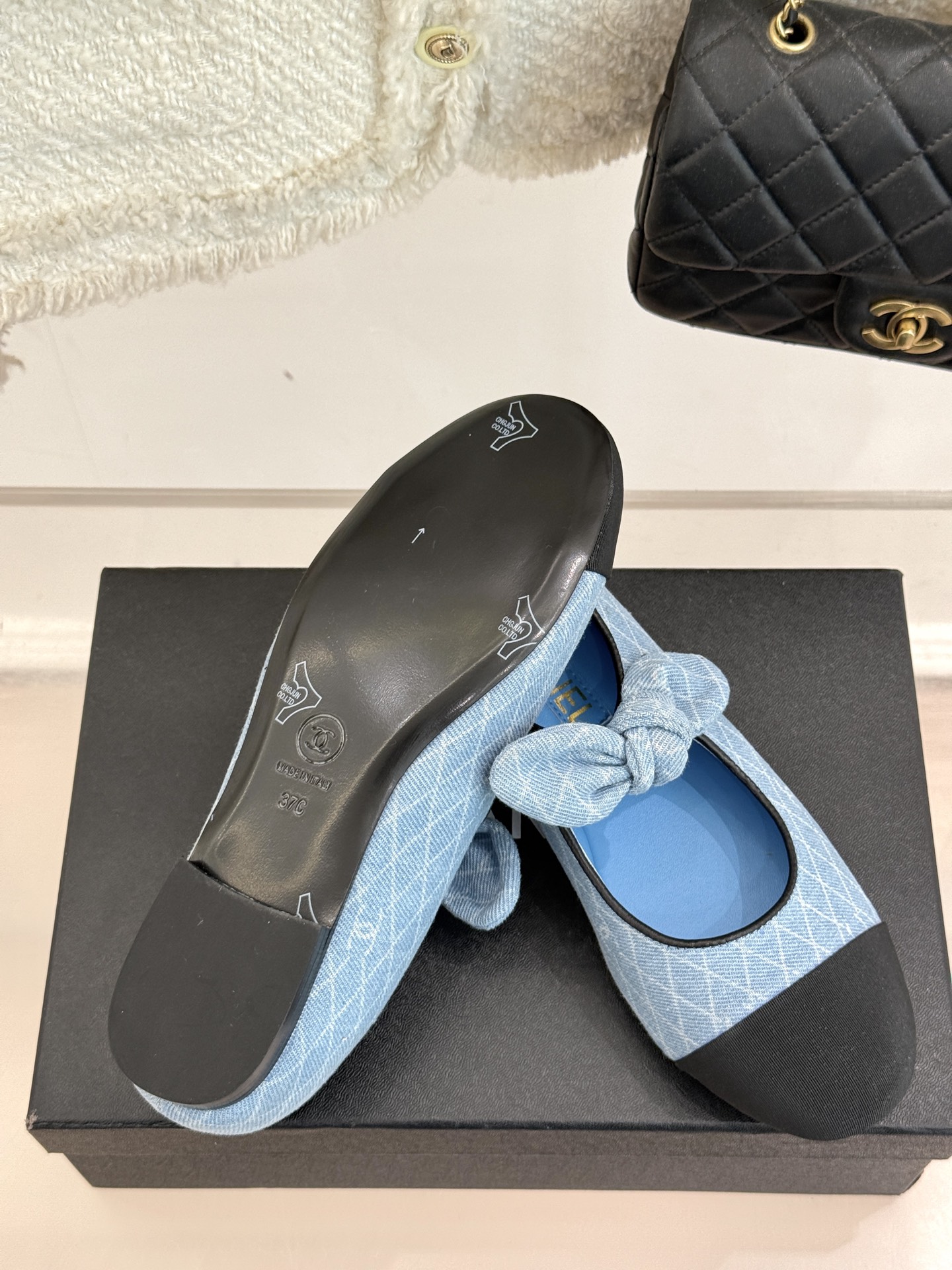 
CHANE*｜小香25C早春新品
双C拼色蝴蝶结玛丽珍鞋
对它一见钟情 不夸张哦～
这大概就是小香的魅