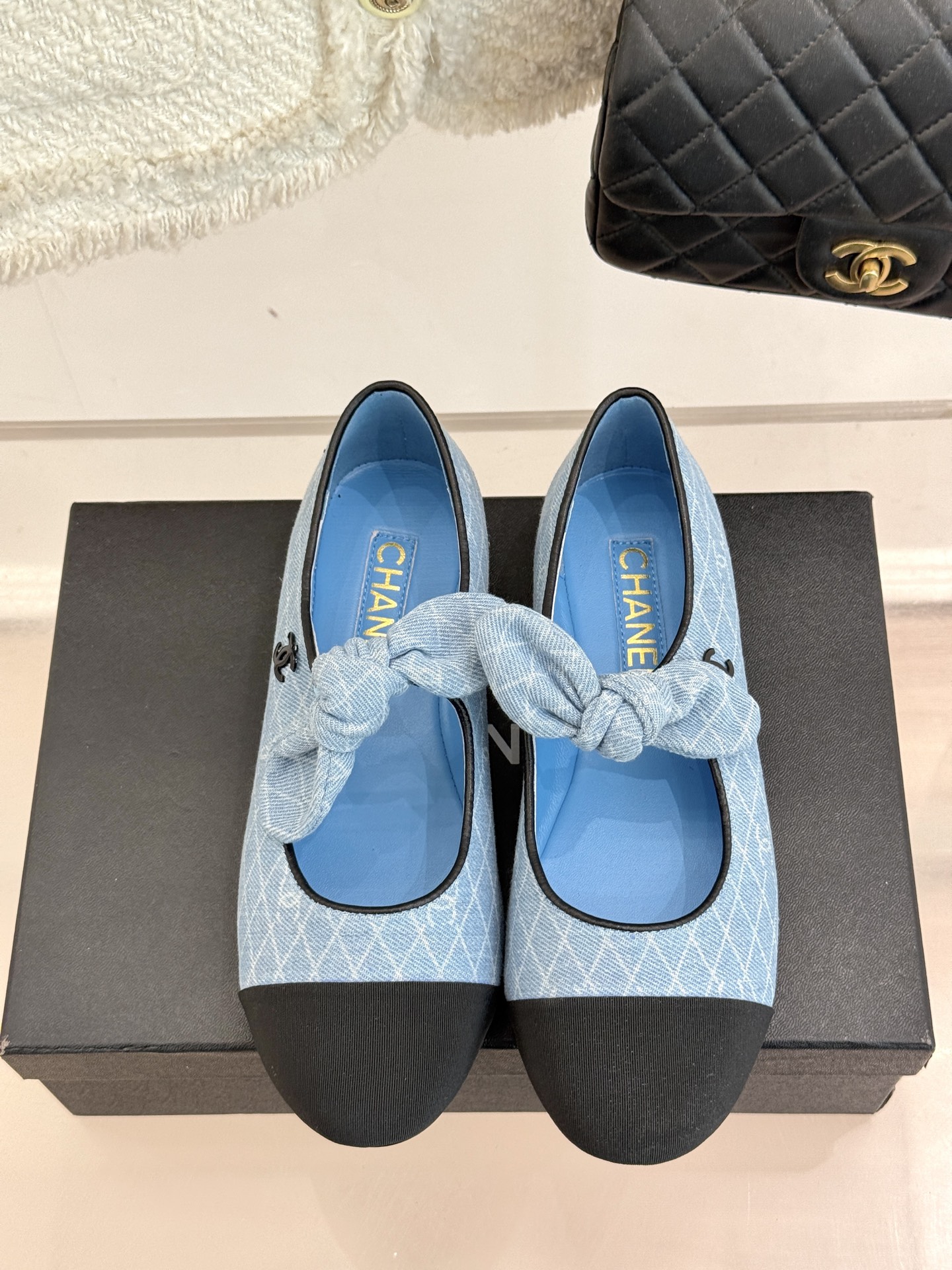 
CHANE*｜小香25C早春新品
双C拼色蝴蝶结玛丽珍鞋
对它一见钟情 不夸张哦～
这大概就是小香的魅