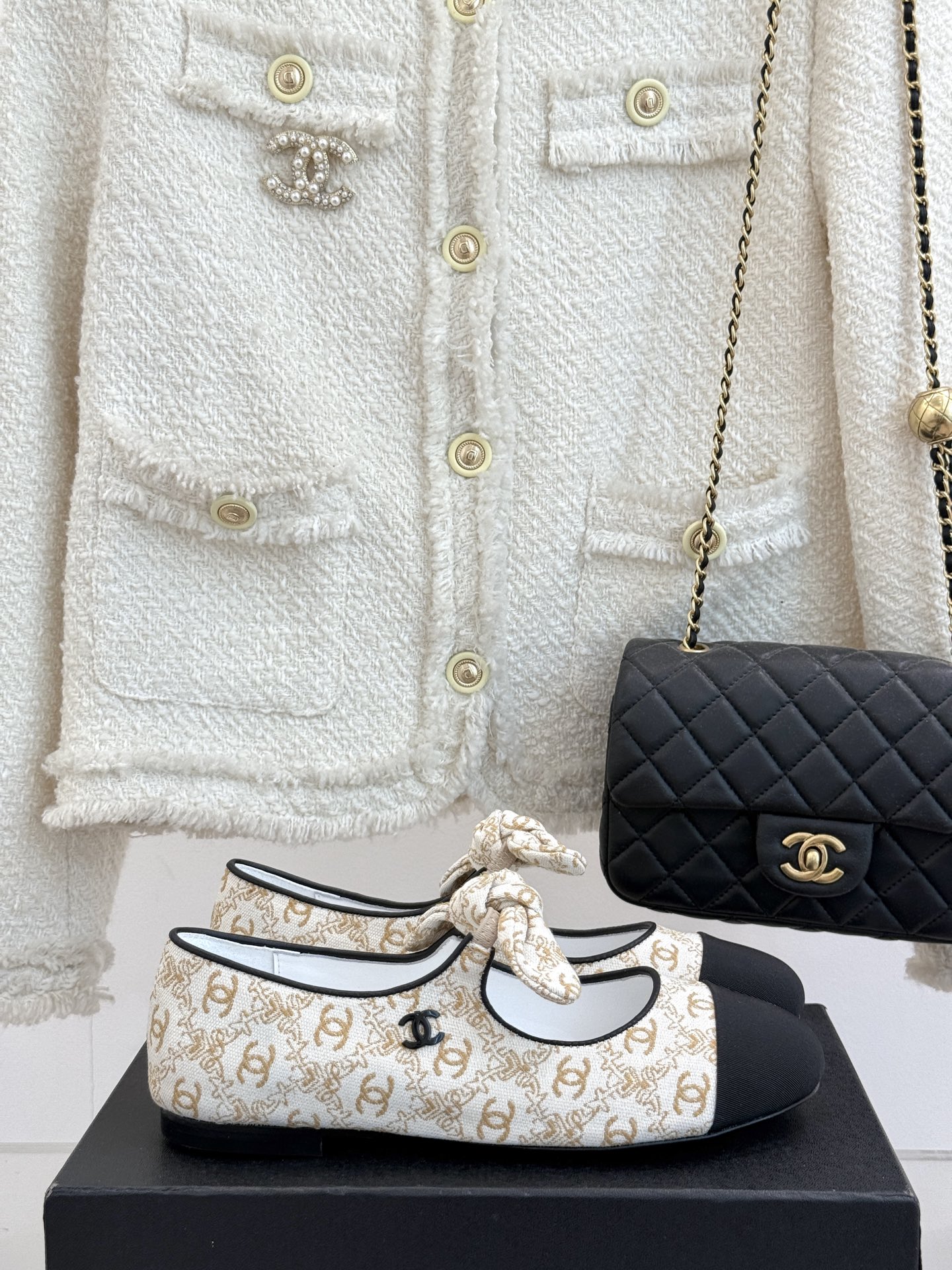 
CHANE*｜小香25C早春新品
双C拼色蝴蝶结玛丽珍鞋
对它一见钟情 不夸张哦～
这大概就是小香的魅