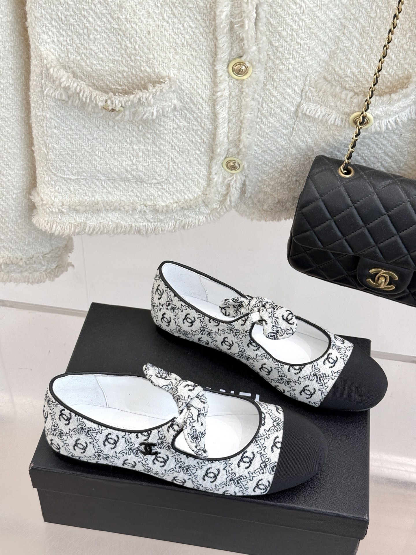 
CHANE*｜小香25C早春新品
双C拼色蝴蝶结玛丽珍鞋
对它一见钟情 不夸张哦～
这大概就是小香的魅