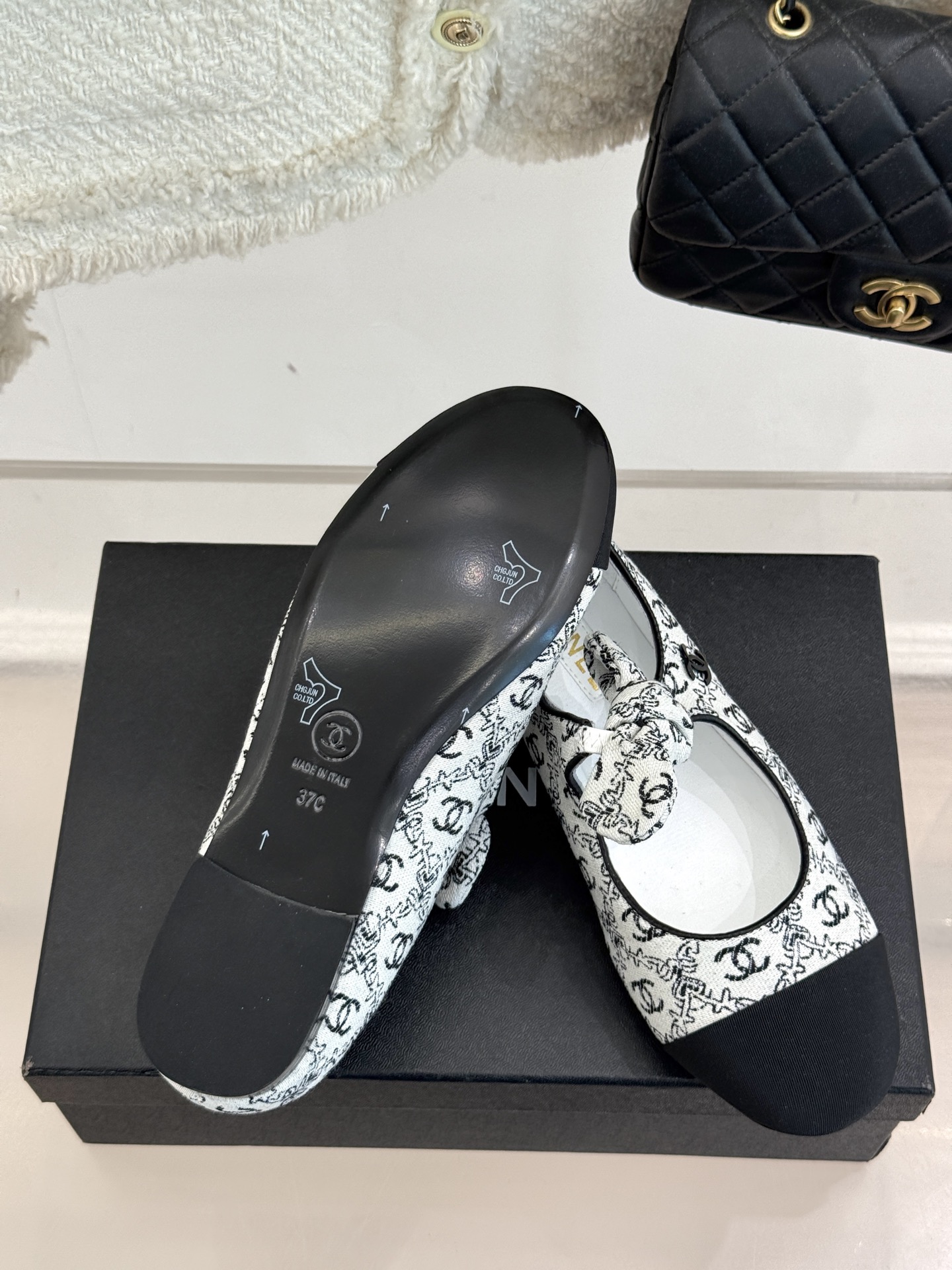 
CHANE*｜小香25C早春新品
双C拼色蝴蝶结玛丽珍鞋
对它一见钟情 不夸张哦～
这大概就是小香的魅