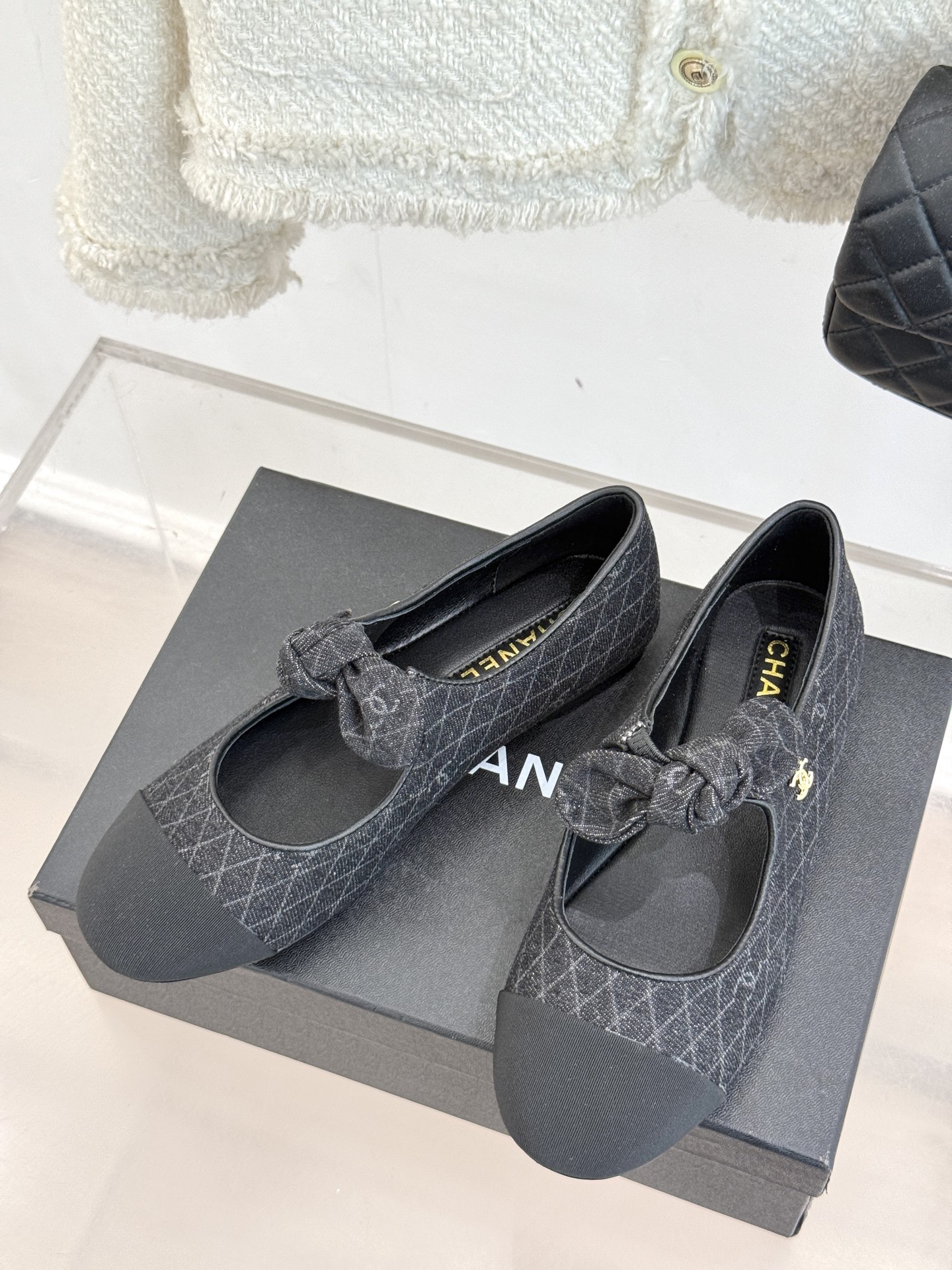 
CHANE*｜小香25C早春新品
双C拼色蝴蝶结玛丽珍鞋
对它一见钟情 不夸张哦～
这大概就是小香的魅