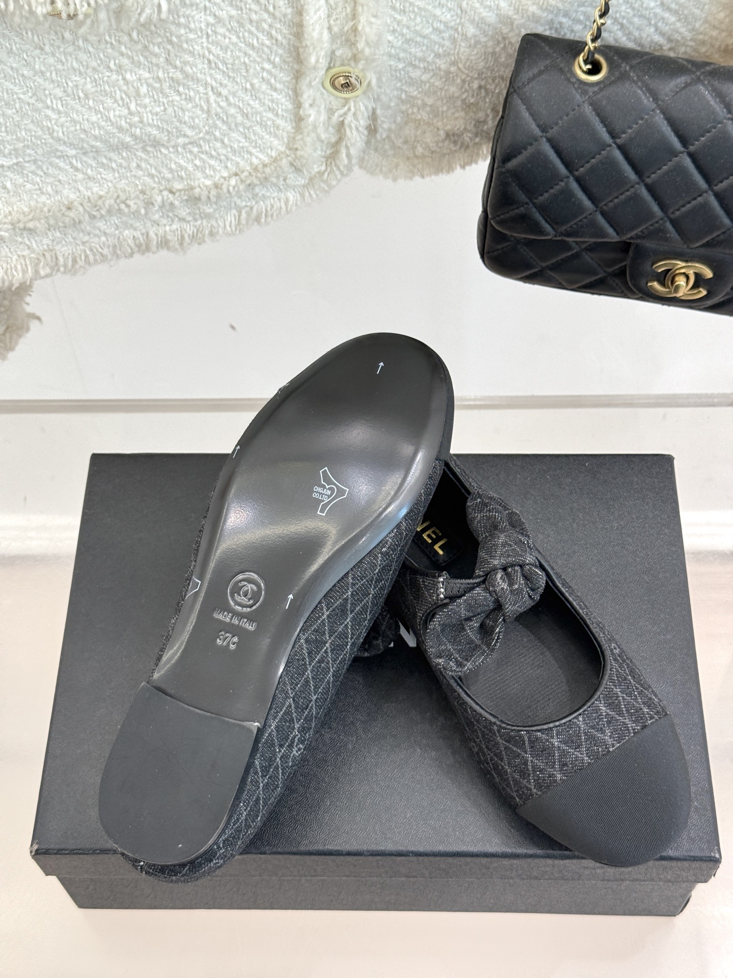 
CHANE*｜小香25C早春新品
双C拼色蝴蝶结玛丽珍鞋
对它一见钟情 不夸张哦～
这大概就是小香的魅
