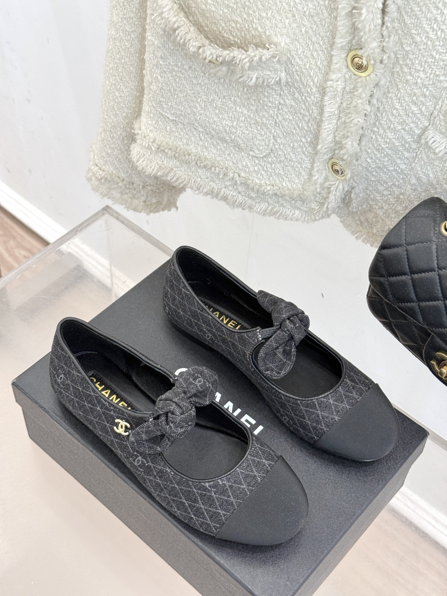
CHANE*｜小香25C早春新品
双C拼色蝴蝶结玛丽珍鞋
对它一见钟情 不夸张哦～
这大概就是小香的魅