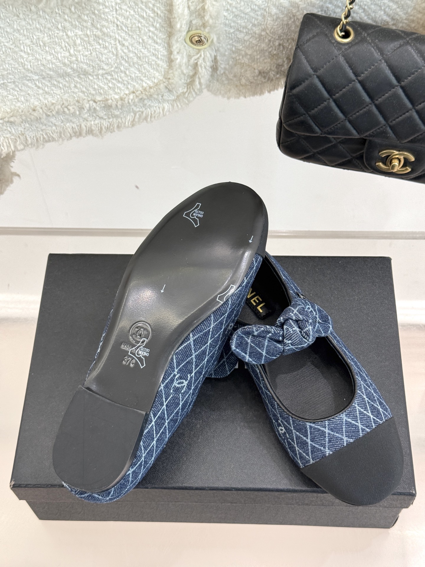 
CHANE*｜小香25C早春新品
双C拼色蝴蝶结玛丽珍鞋
对它一见钟情 不夸张哦～
这大概就是小香的魅