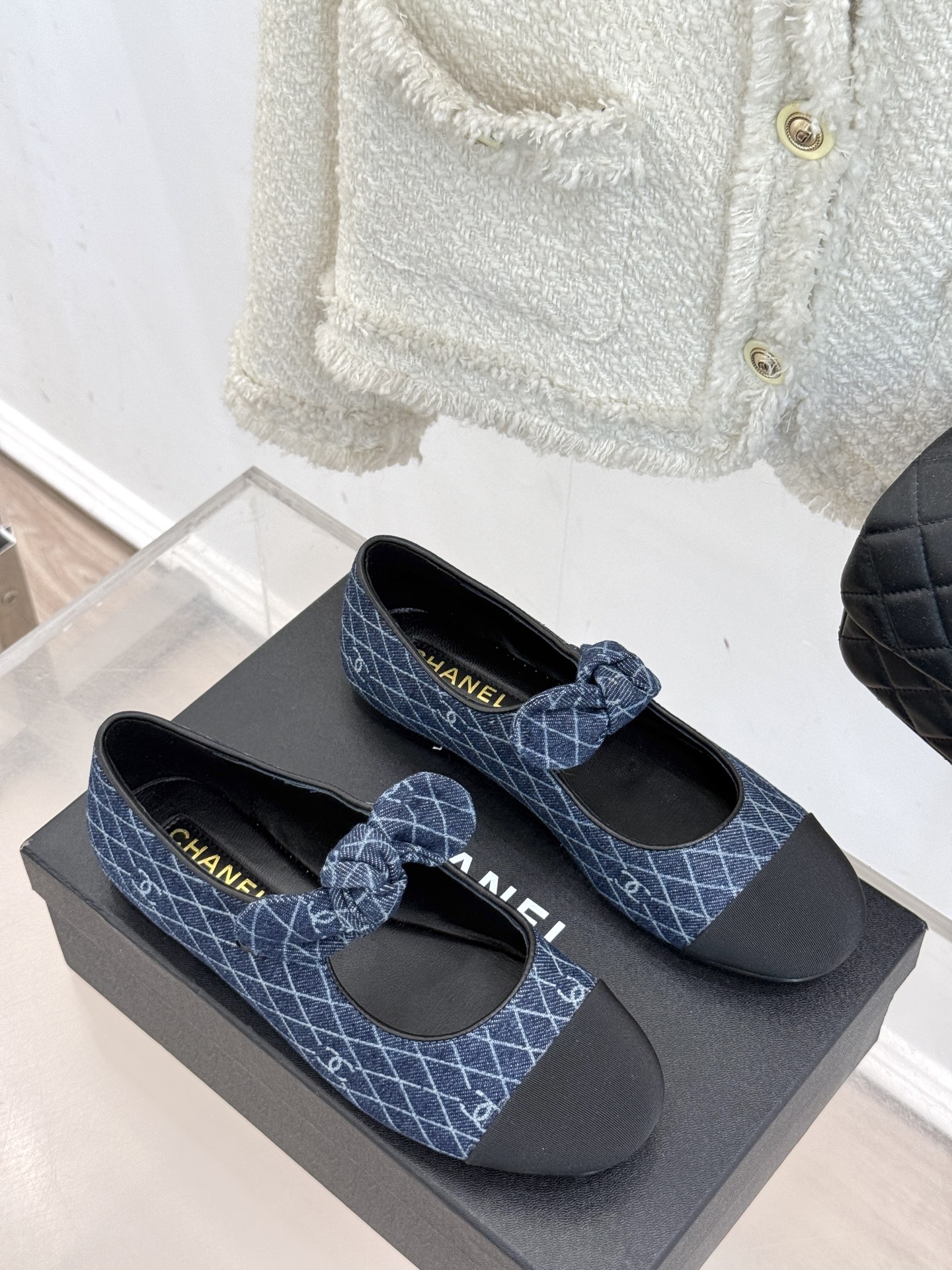 
CHANE*｜小香25C早春新品
双C拼色蝴蝶结玛丽珍鞋
对它一见钟情 不夸张哦～
这大概就是小香的魅