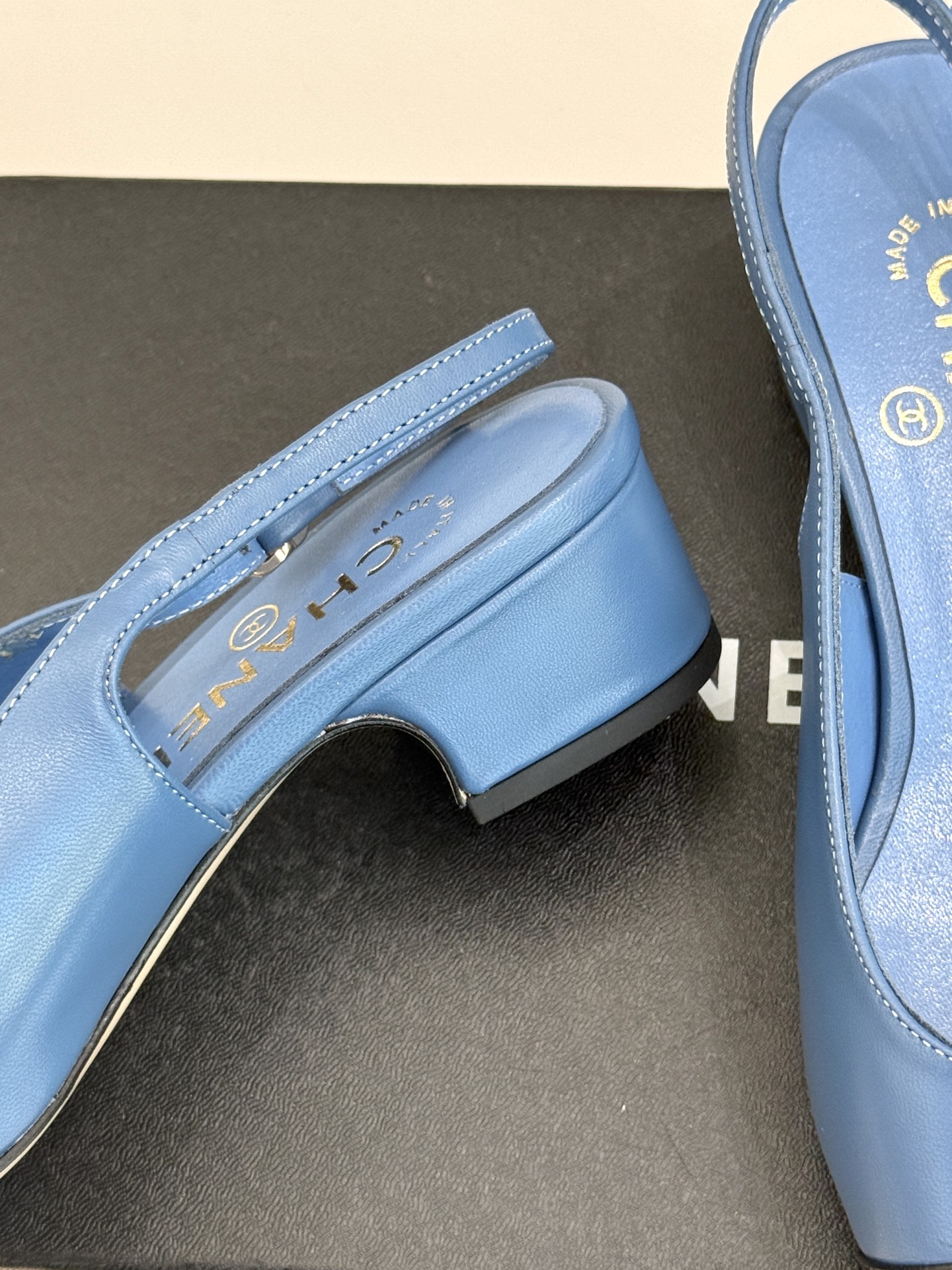 
CHANE*｜小香经典翻盖书包扣
后空粗跟凉鞋
经典永不过时 简约大气
菱格搭配翻盖式书包锁扣设计～
