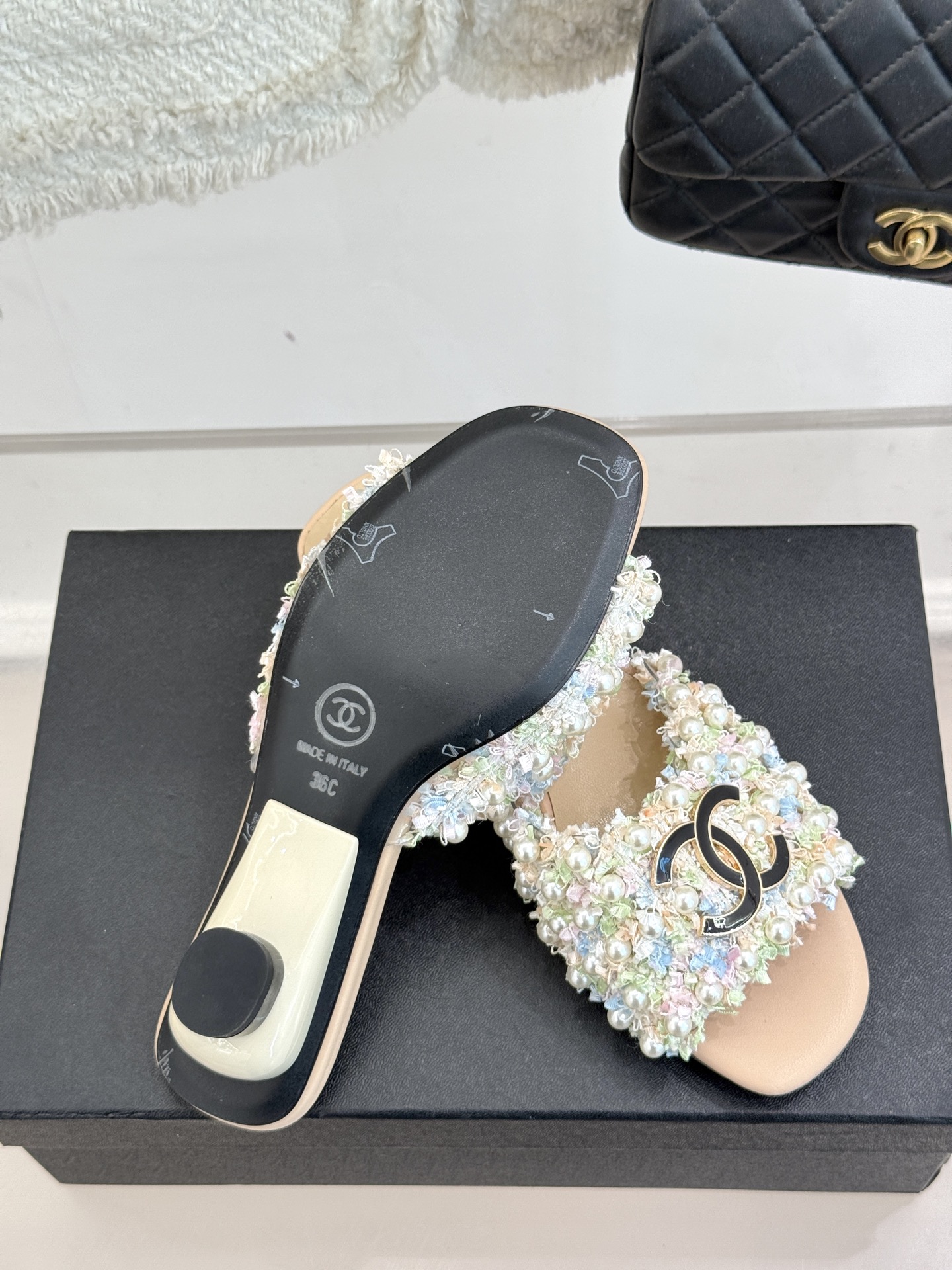 
CHANE* ｜小香25。春夏新品
珍珠双C猫跟拖鞋
鞋面采用原版定制材质
内里垫脚均为丝绸羊皮
意大