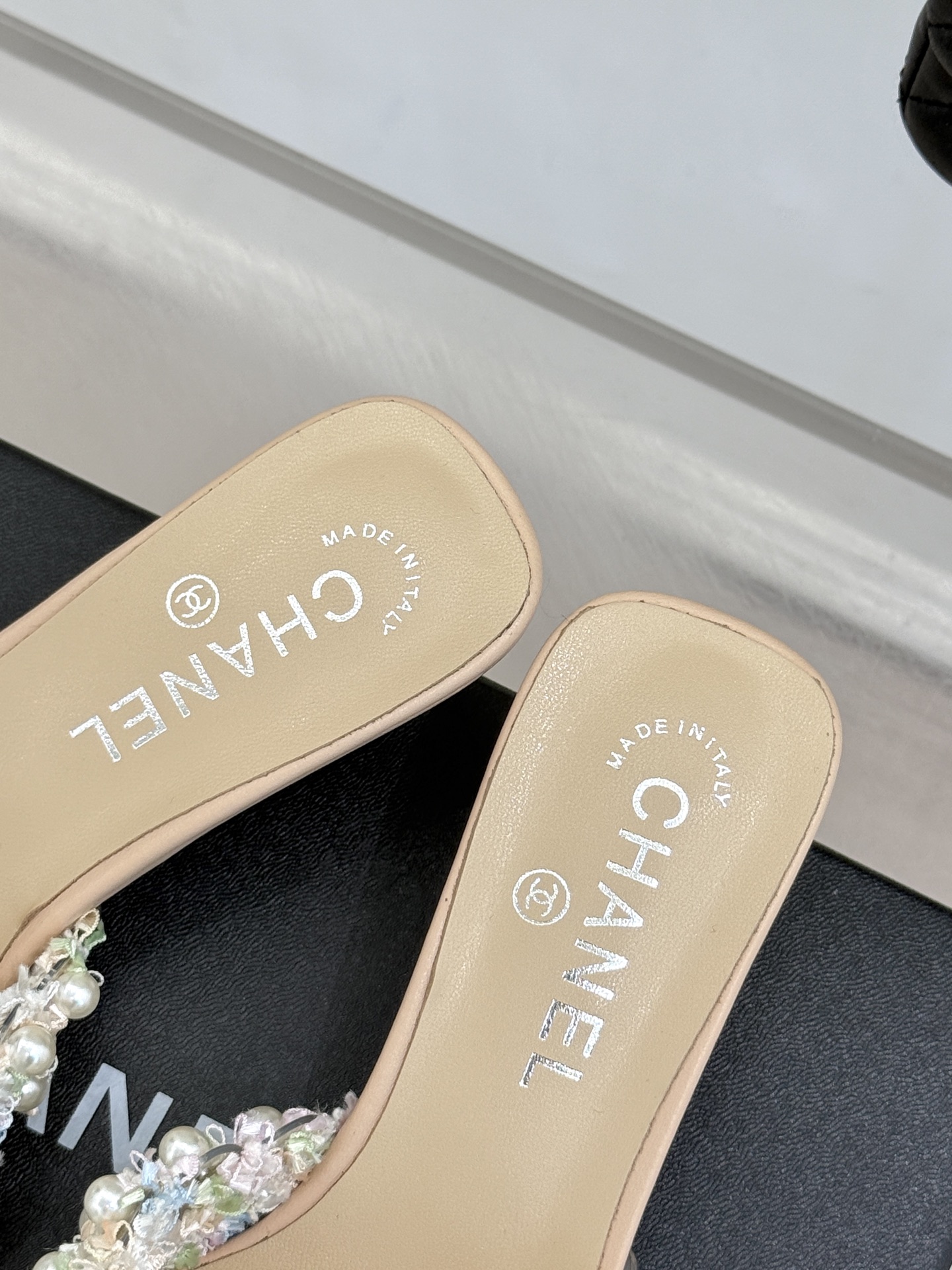 
CHANE* ｜小香25。春夏新品
珍珠双C猫跟拖鞋
鞋面采用原版定制材质
内里垫脚均为丝绸羊皮
意大