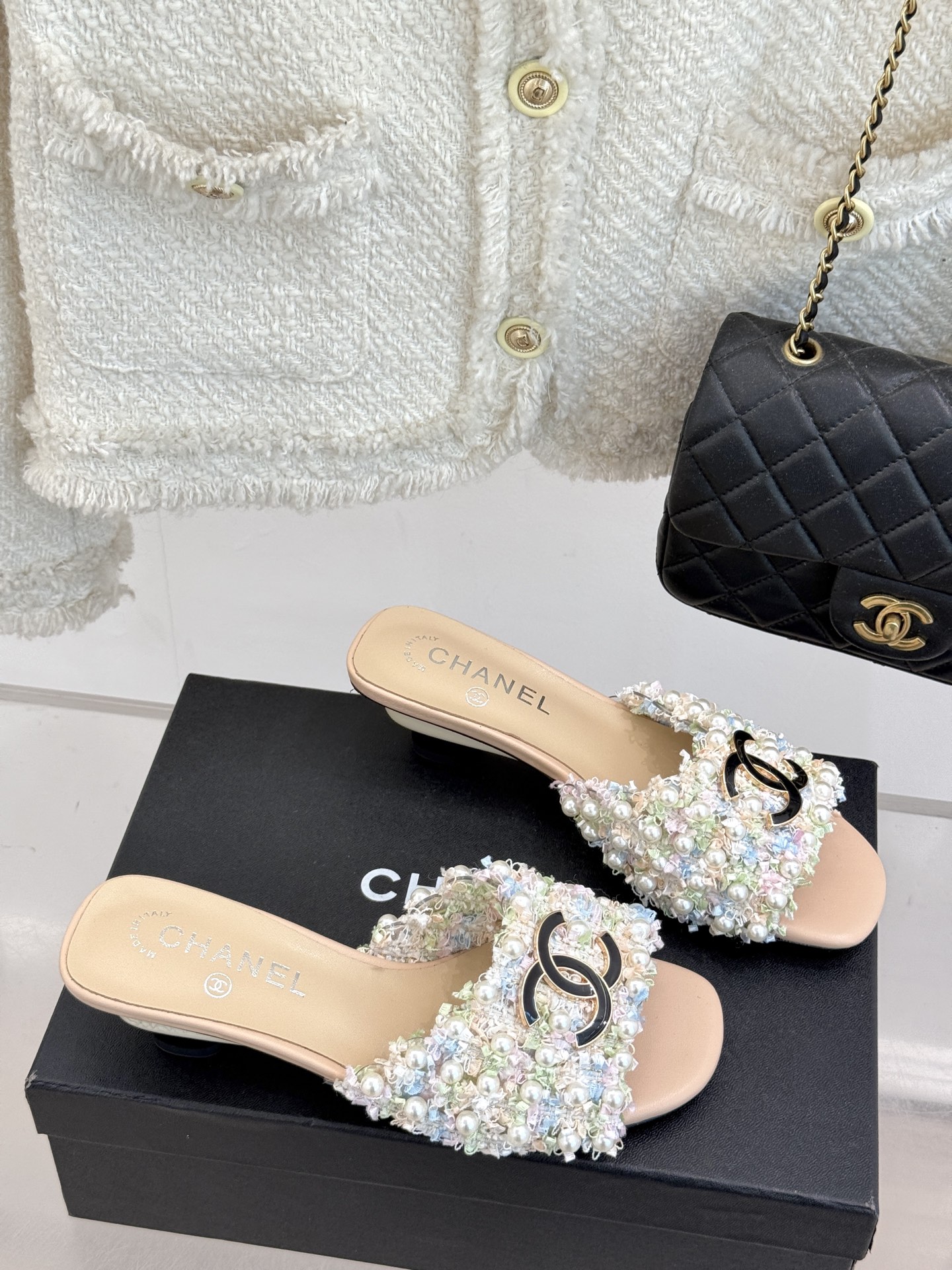 
CHANE* ｜小香25。春夏新品
珍珠双C猫跟拖鞋
鞋面采用原版定制材质
内里垫脚均为丝绸羊皮
意大