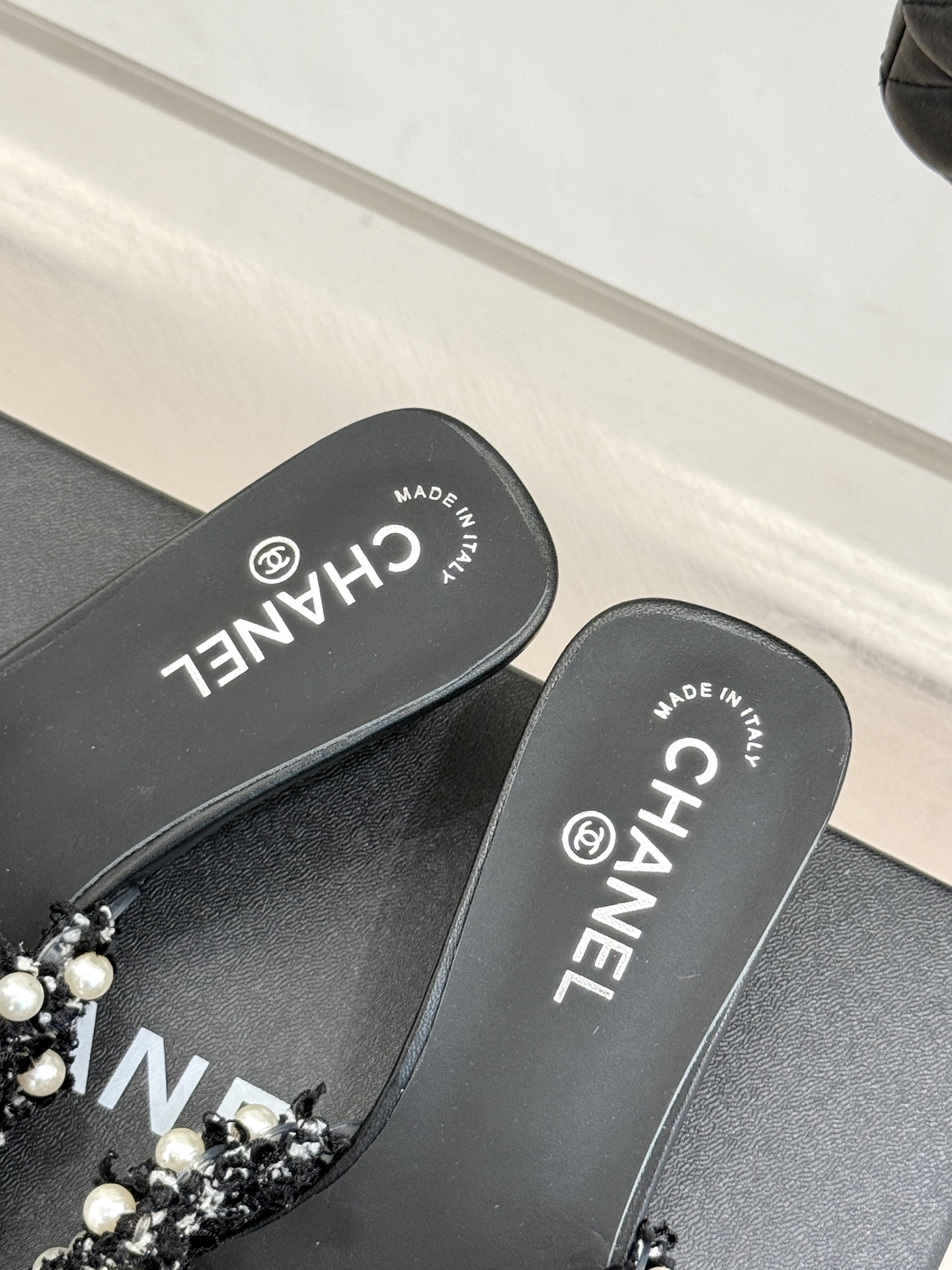 
CHANE* ｜小香25。春夏新品
珍珠双C猫跟拖鞋
鞋面采用原版定制材质
内里垫脚均为丝绸羊皮
意大