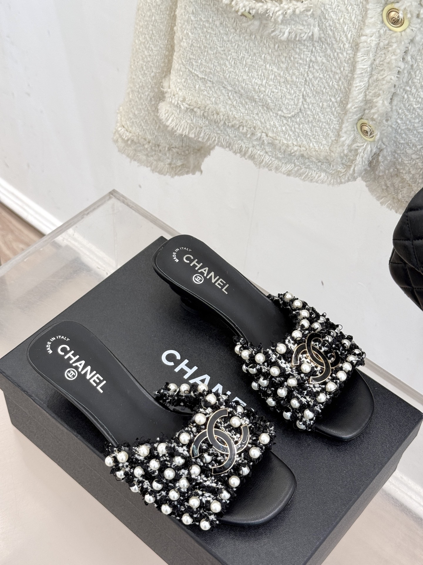 
CHANE* ｜小香25。春夏新品
珍珠双C猫跟拖鞋
鞋面采用原版定制材质
内里垫脚均为丝绸羊皮
意大