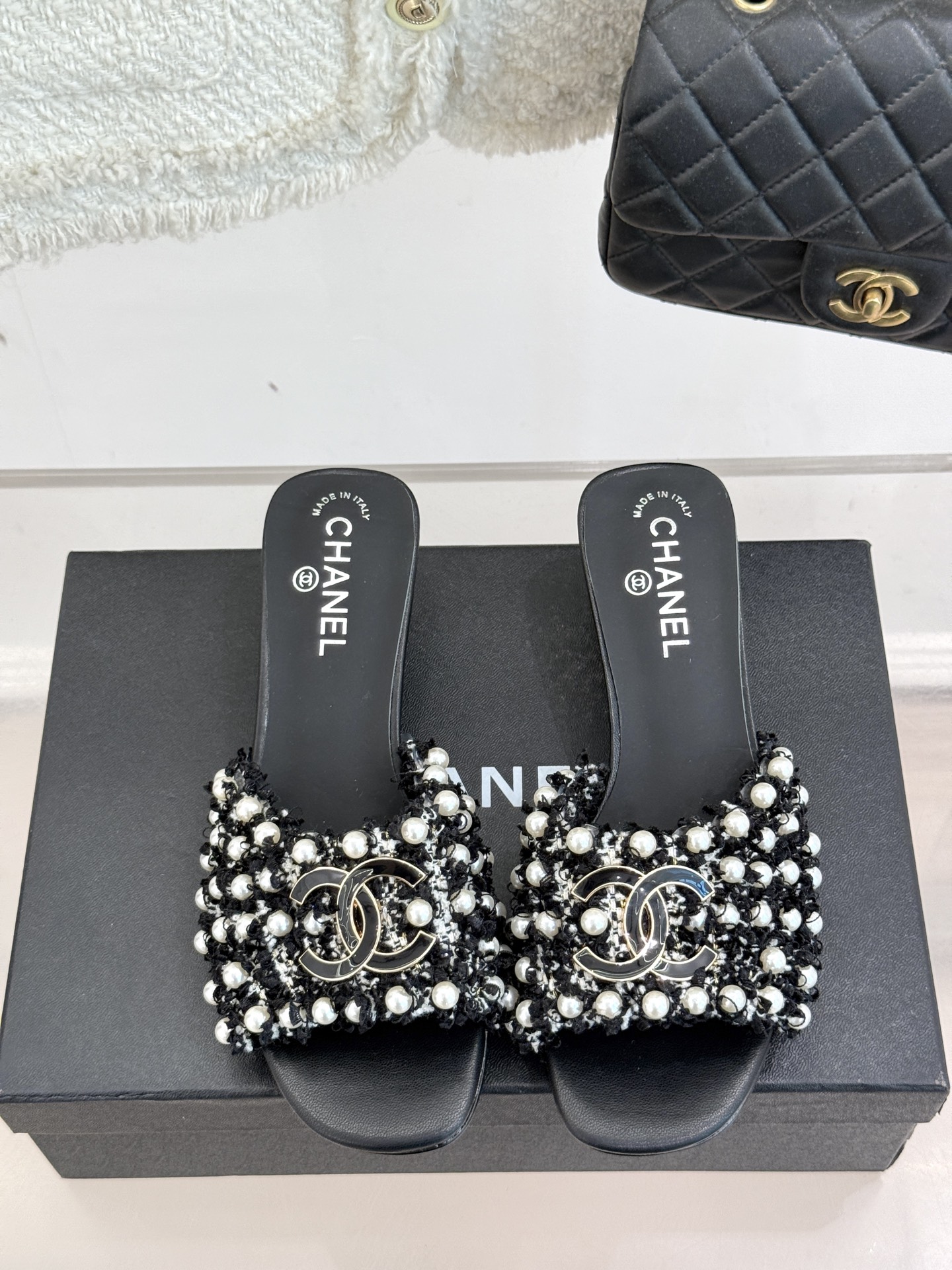 
CHANE* ｜小香25。春夏新品
珍珠双C猫跟拖鞋
鞋面采用原版定制材质
内里垫脚均为丝绸羊皮
意大