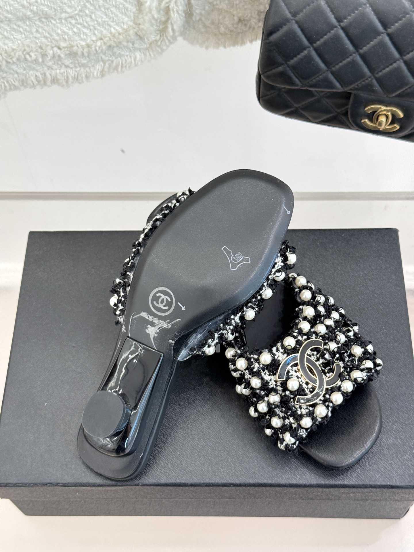 
CHANE* ｜小香25。春夏新品
珍珠双C猫跟拖鞋
鞋面采用原版定制材质
内里垫脚均为丝绸羊皮
意大