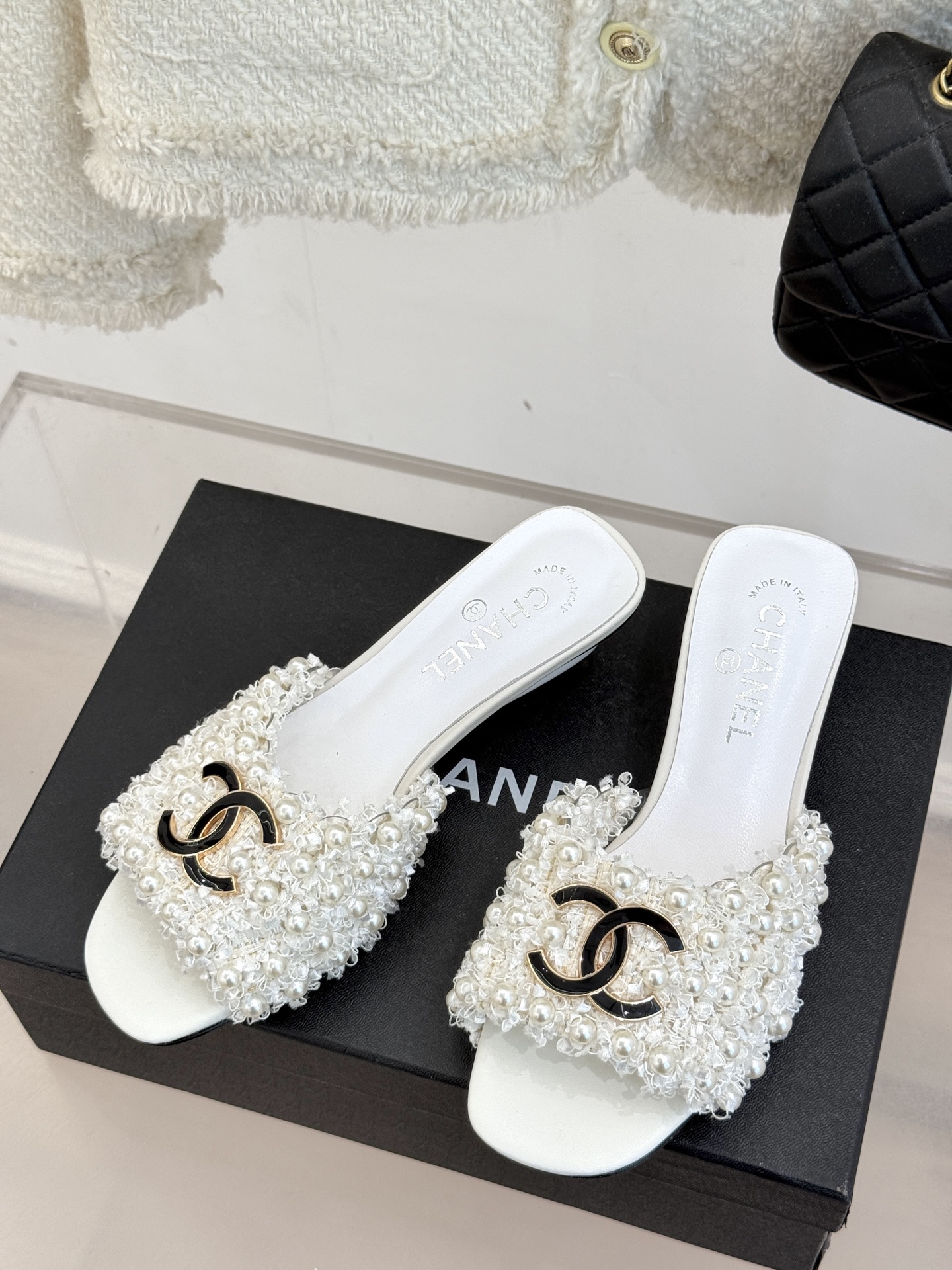 
CHANE* ｜小香25。春夏新品
珍珠双C猫跟拖鞋
鞋面采用原版定制材质
内里垫脚均为丝绸羊皮
意大