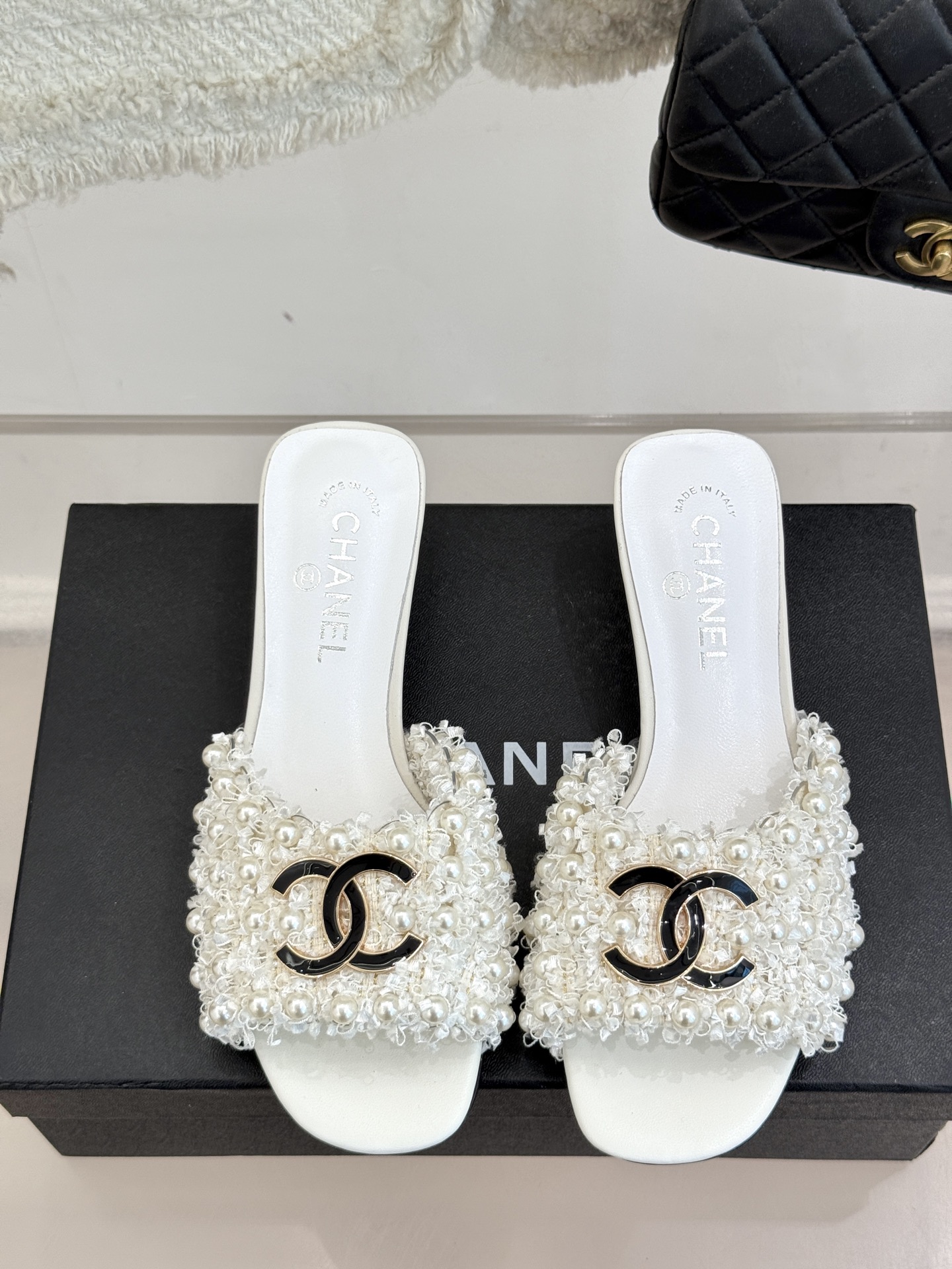 
CHANE* ｜小香25。春夏新品
珍珠双C猫跟拖鞋
鞋面采用原版定制材质
内里垫脚均为丝绸羊皮
意大
