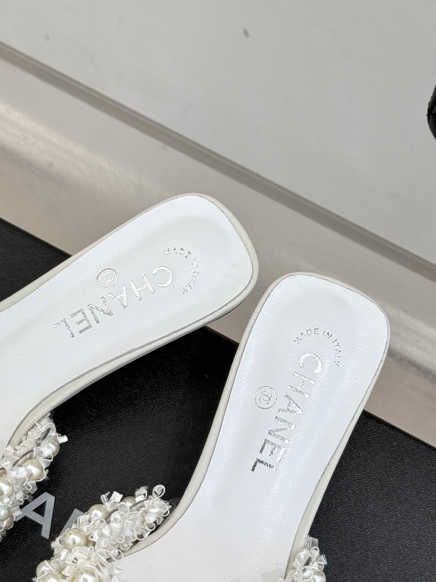
CHANE* ｜小香25。春夏新品
珍珠双C猫跟拖鞋
鞋面采用原版定制材质
内里垫脚均为丝绸羊皮
意大