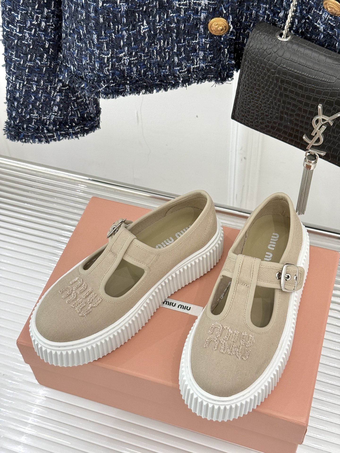 
Miu Miu/缪缪25s新品复古
厚底T字带帆布鞋
缪缪这一季也太少女 太好看了！
简约的设计搭配做