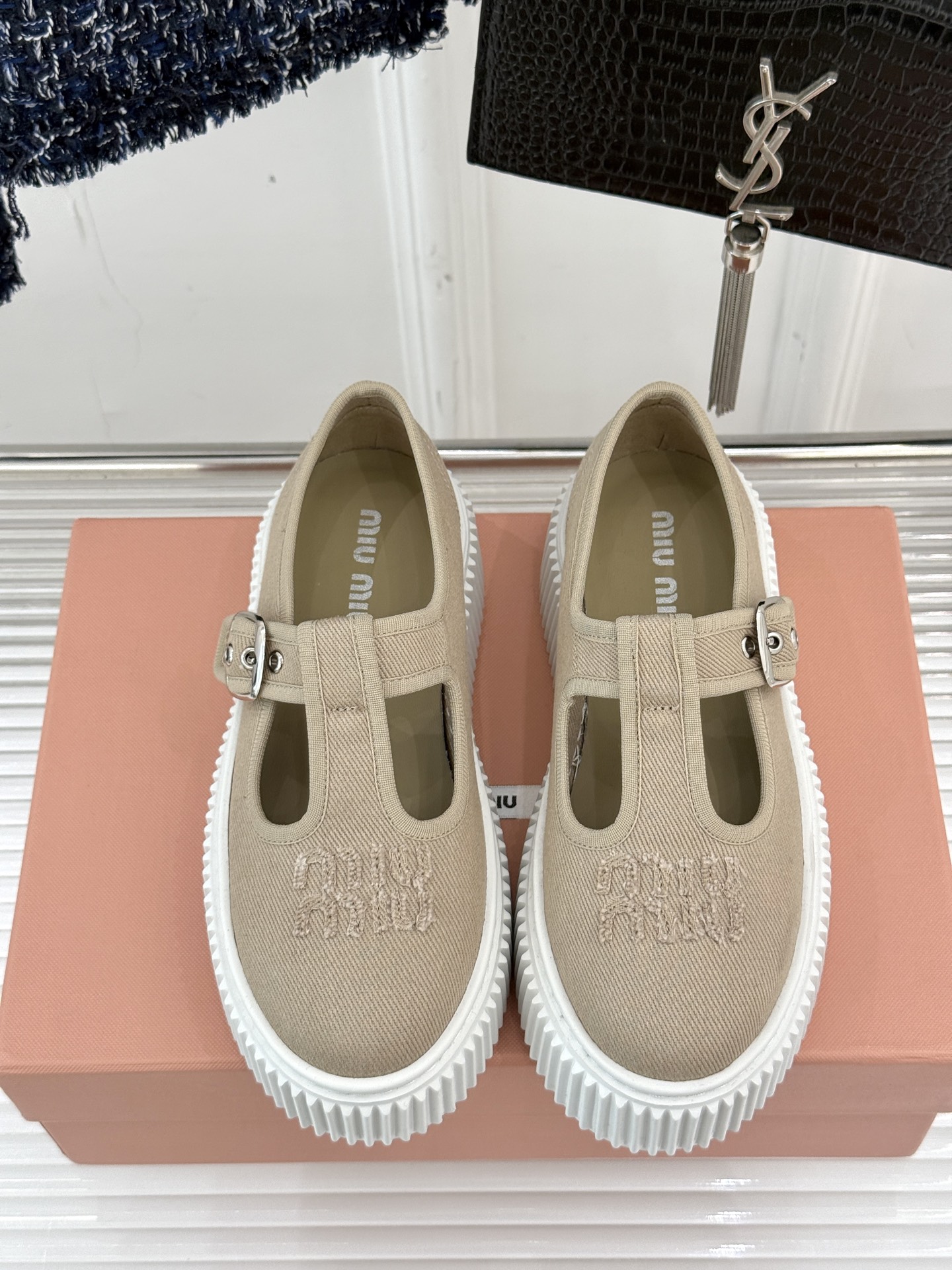 
Miu Miu/缪缪25s新品复古
厚底T字带帆布鞋
缪缪这一季也太少女 太好看了！
简约的设计搭配做