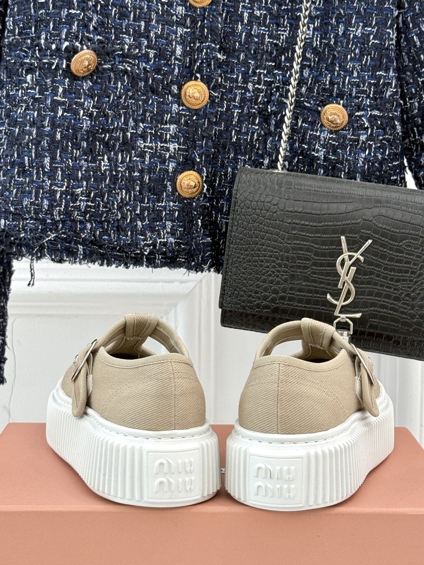 
Miu Miu/缪缪25s新品复古
厚底T字带帆布鞋
缪缪这一季也太少女 太好看了！
简约的设计搭配做