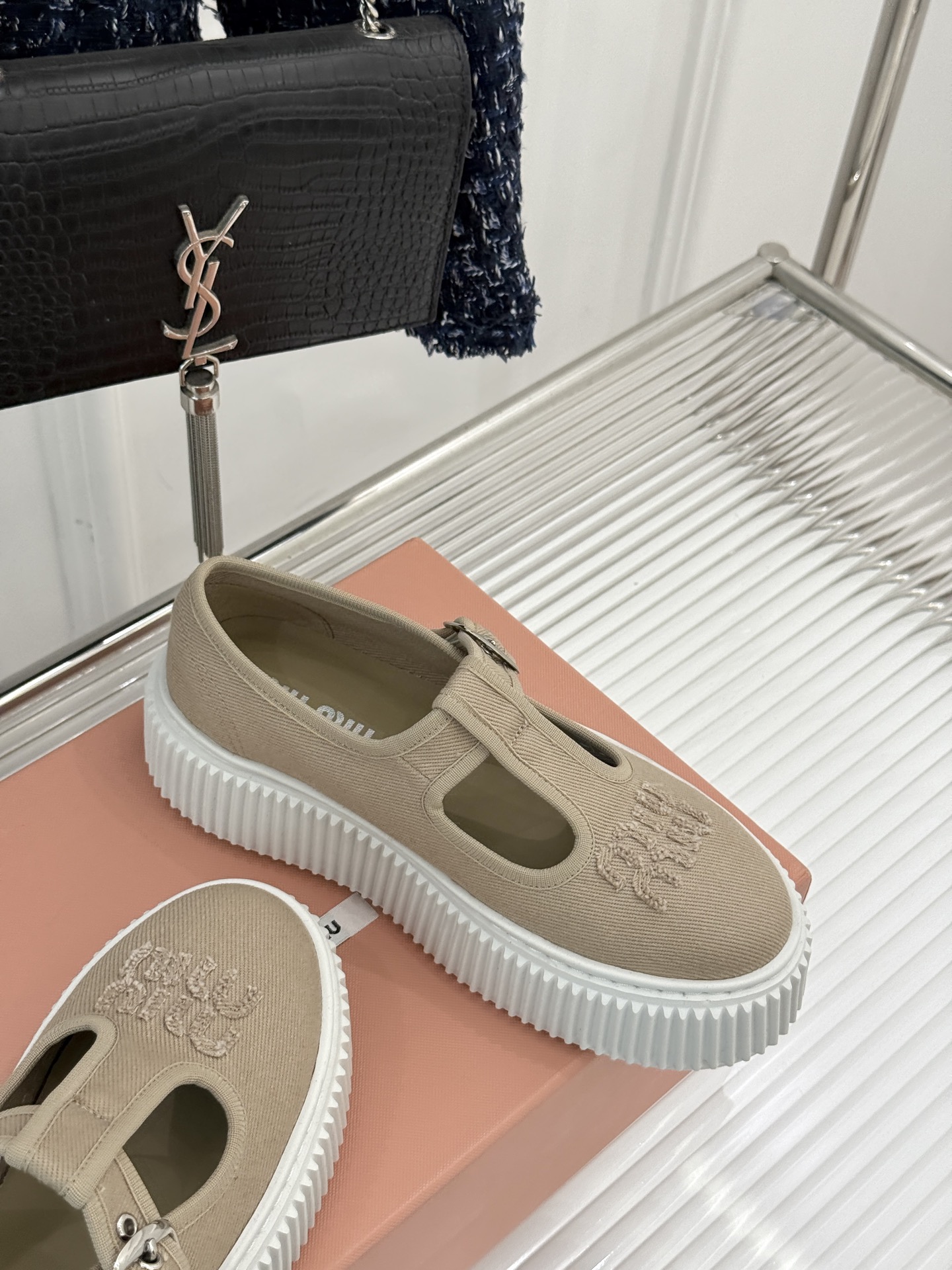 
Miu Miu/缪缪25s新品复古
厚底T字带帆布鞋
缪缪这一季也太少女 太好看了！
简约的设计搭配做