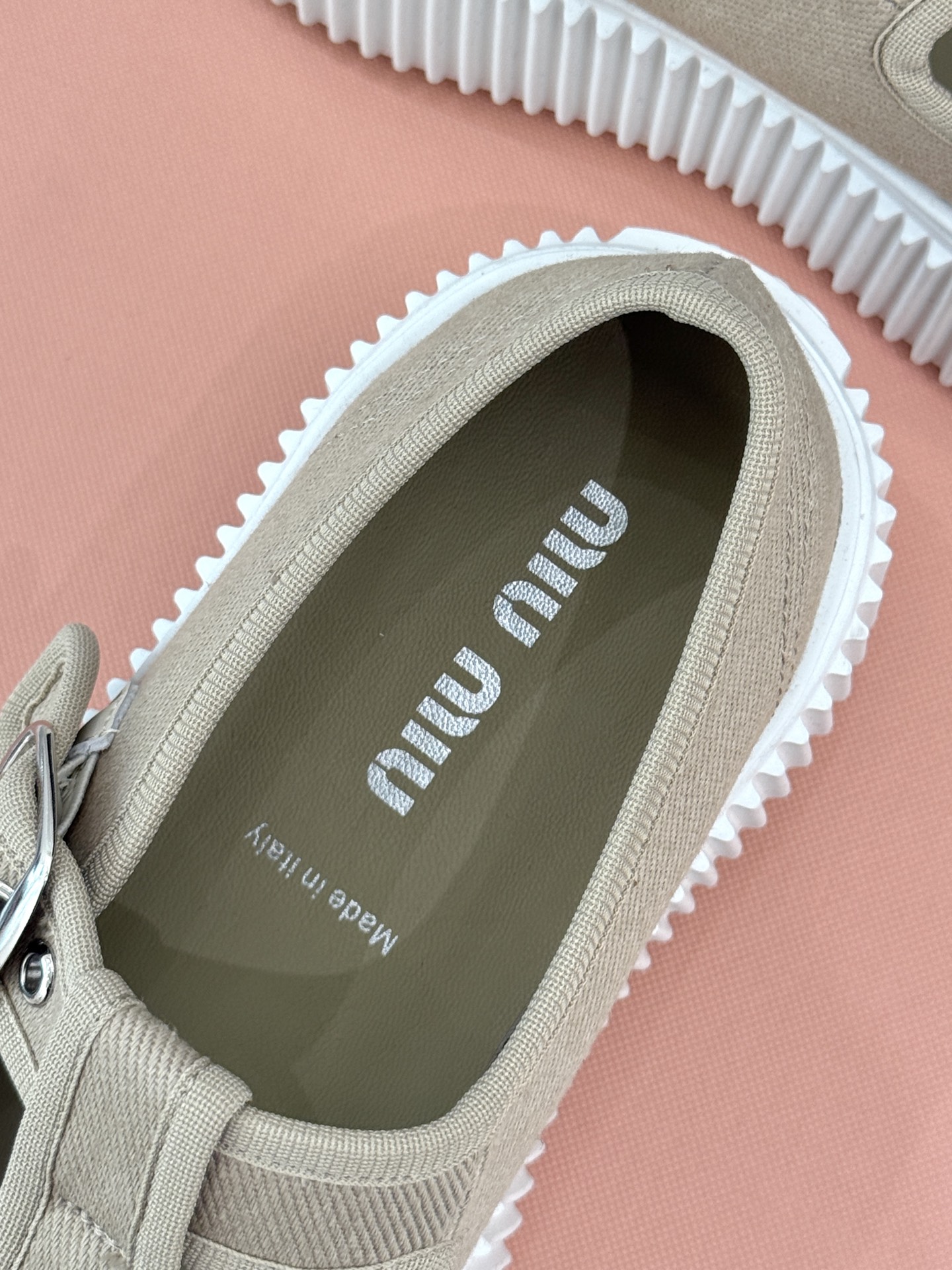 
Miu Miu/缪缪25s新品复古
厚底T字带帆布鞋
缪缪这一季也太少女 太好看了！
简约的设计搭配做