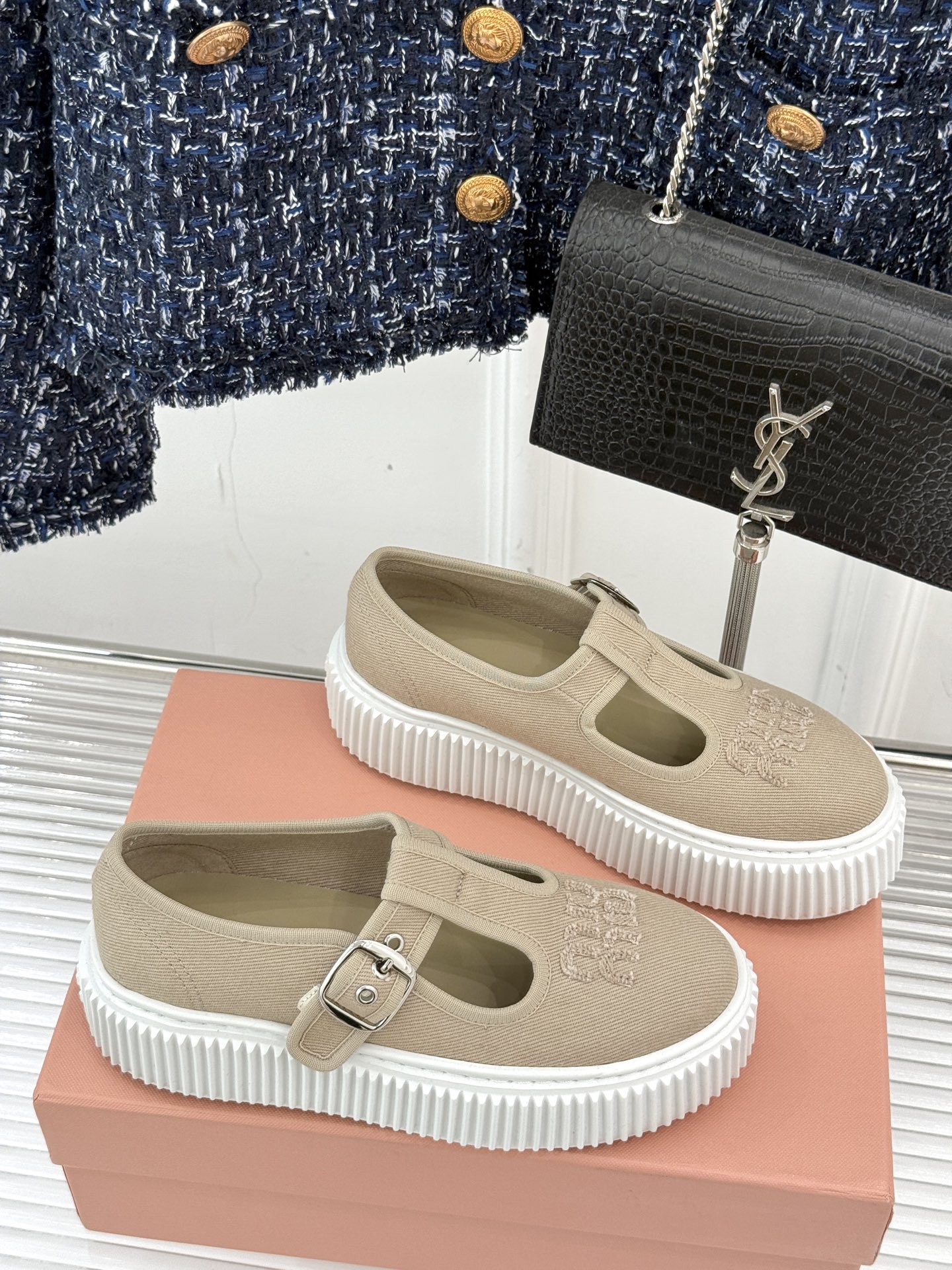 
Miu Miu/缪缪25s新品复古
厚底T字带帆布鞋
缪缪这一季也太少女 太好看了！
简约的设计搭配做
