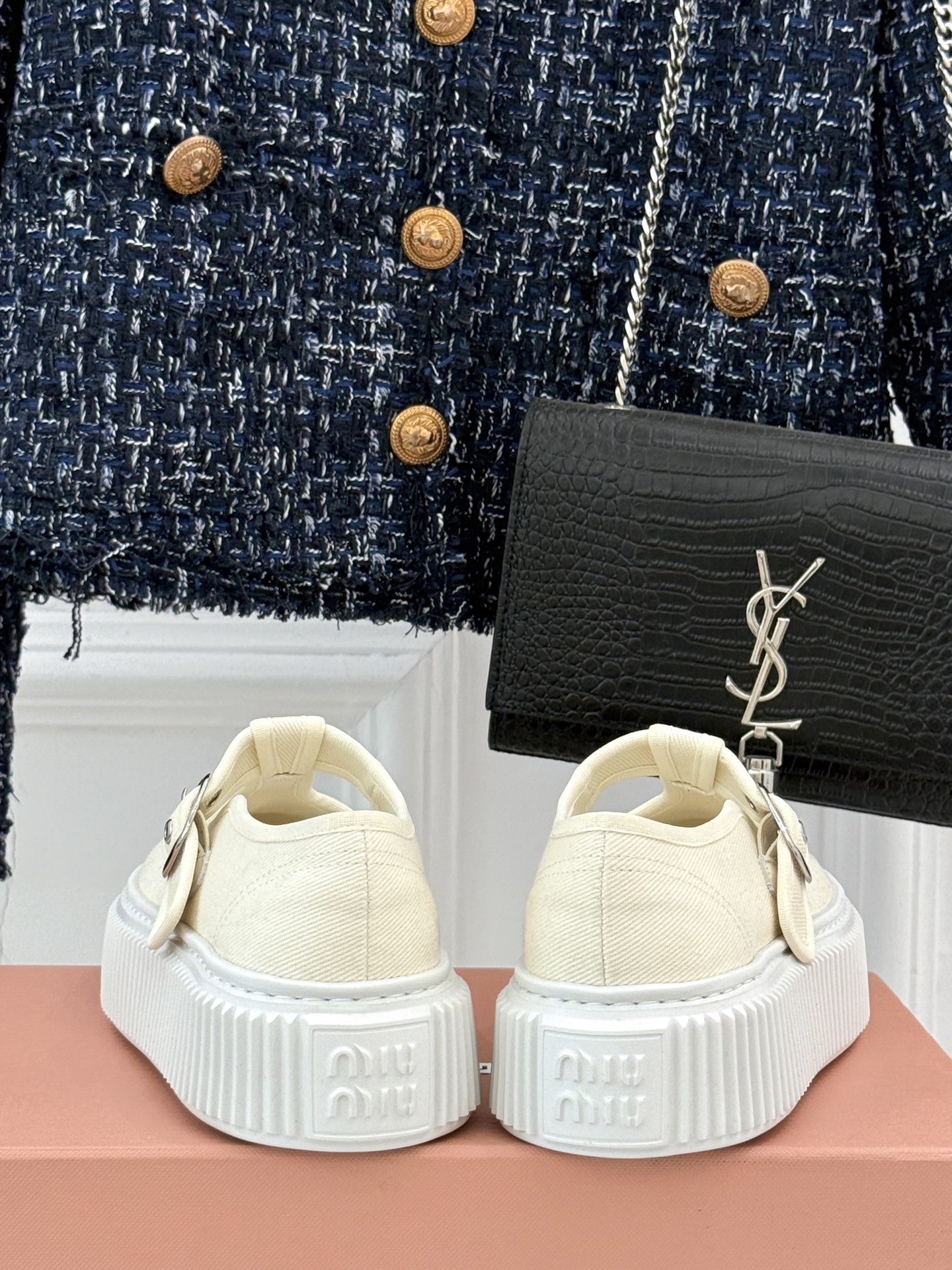 
Miu Miu/缪缪25s新品复古
厚底T字带帆布鞋
缪缪这一季也太少女 太好看了！
简约的设计搭配做