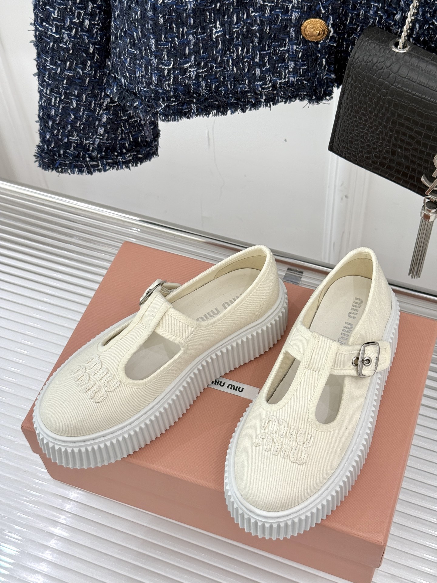 
Miu Miu/缪缪25s新品复古
厚底T字带帆布鞋
缪缪这一季也太少女 太好看了！
简约的设计搭配做